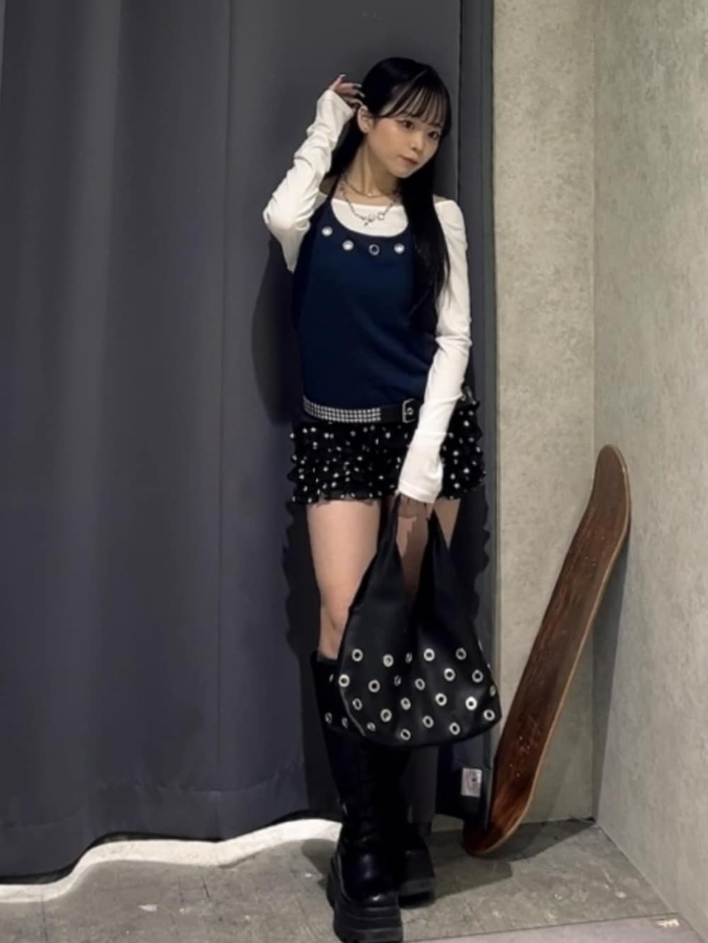 ブルー系のTシャツ/カットソー、ブラック系のその他パンツ、ブラック系のショルダーバッグを着用したレディースの春コーディネートの3枚目の写真