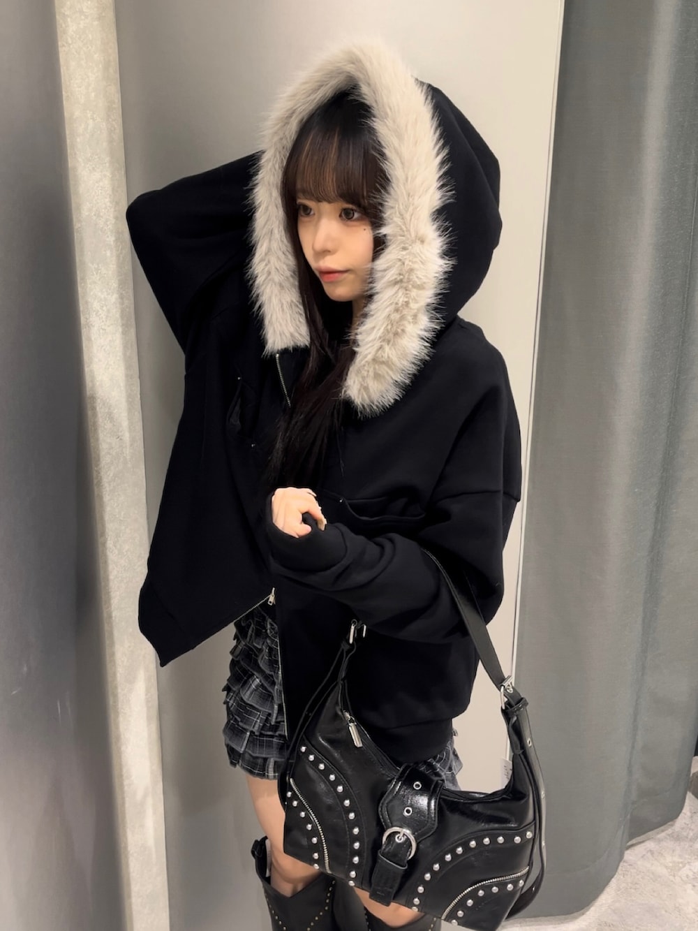 ブラック系のパーカー、ブラック系のその他パンツ、ブラック系のブーツを着用したレディースの秋コーディネートの2枚目の写真