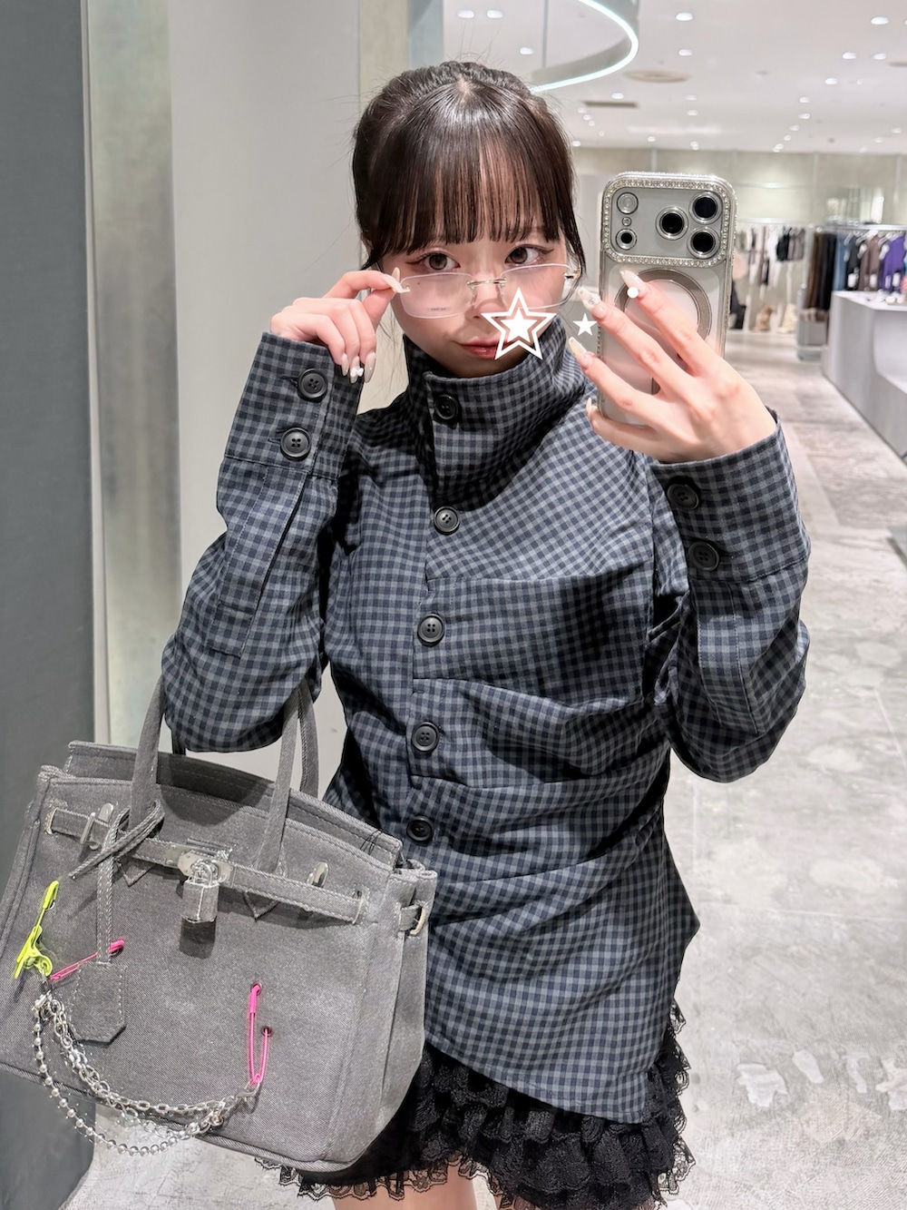 グレー系のシャツ/ブラウス、ブラック系のその他パンツ、グレー系のボストンバッグを着用したレディースの夏コーディネートの3枚目の写真