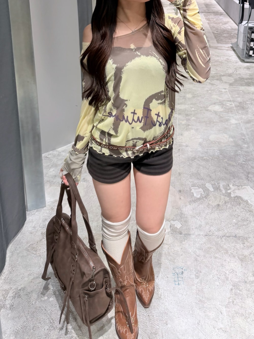イエロー系のTシャツ/カットソー、ブラック系のその他パンツ、ブラウン系のボストンバッグを着用したレディースの秋コーディネートの2枚目の写真