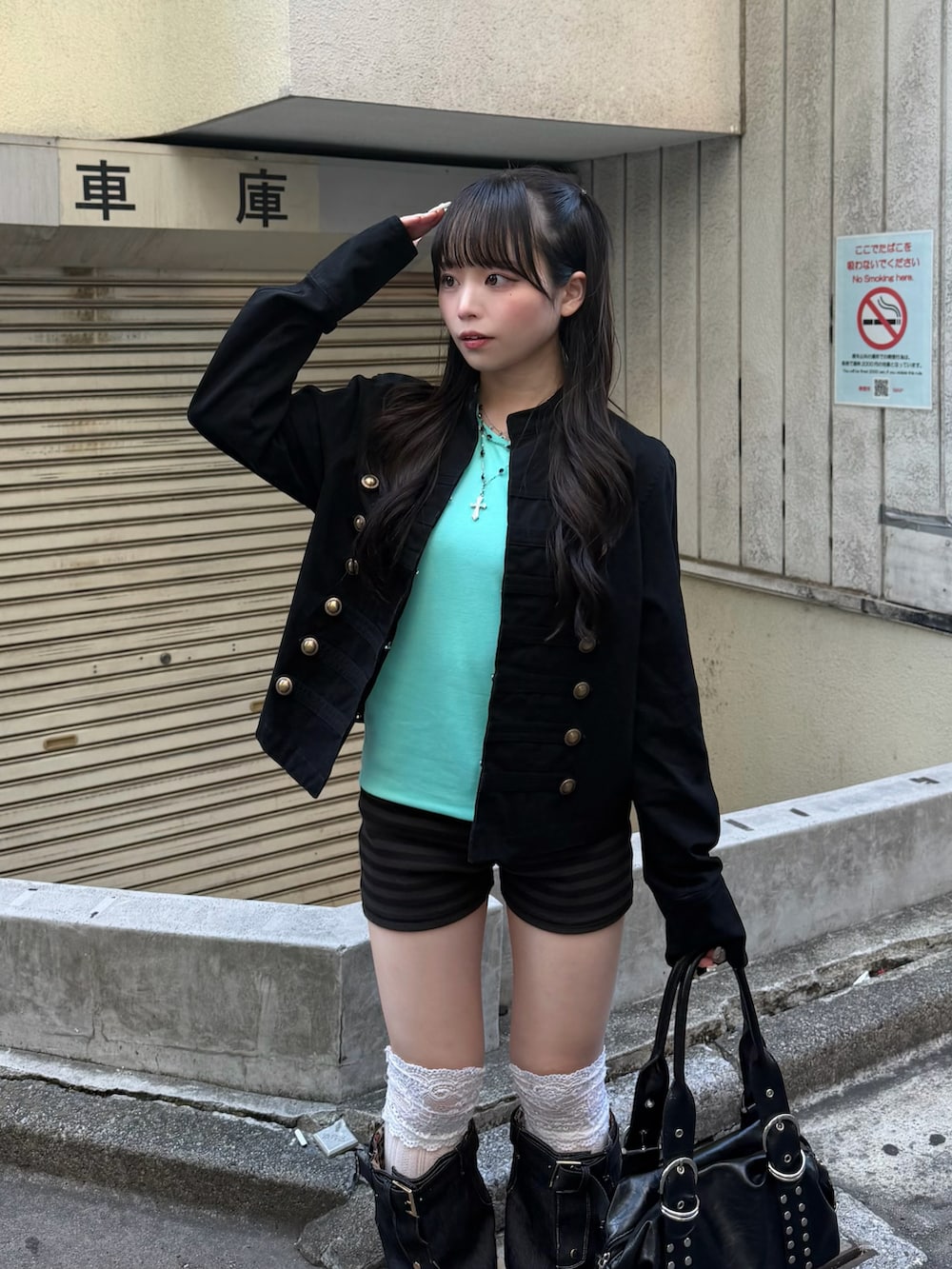 ブラック系のその他アウター、ブルー系のタンクトップ、ブラック系のその他パンツを着用したレディースの夏コーディネートの2枚目の写真