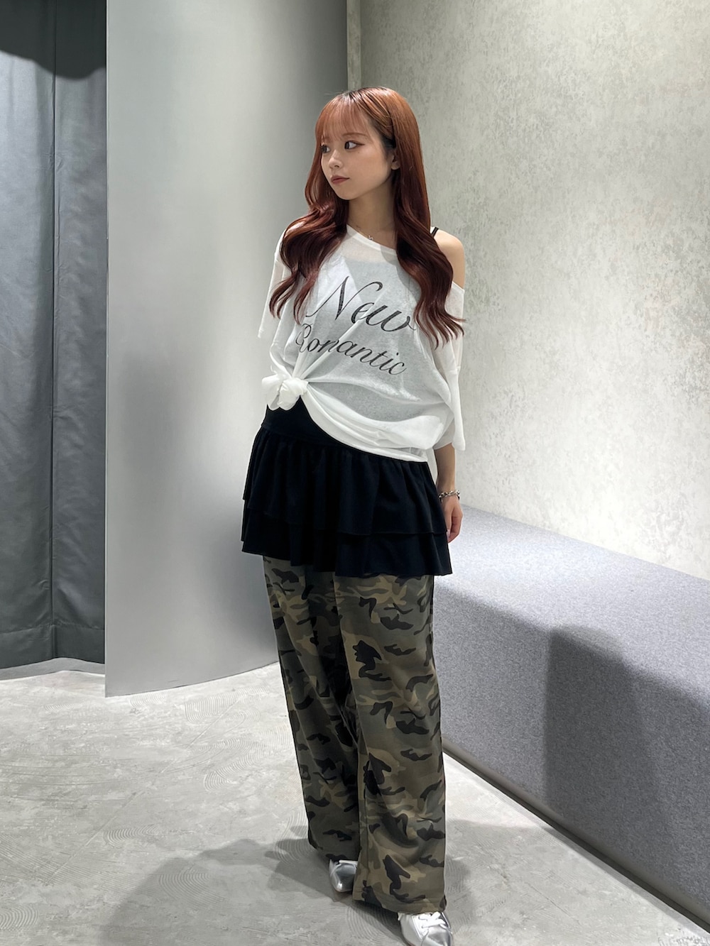 ホワイト系のTシャツ/カットソー、ブラック系のチュニック、グリーン系のスウェットパンツを着用したレディースの夏コーディネートの2枚目の写真