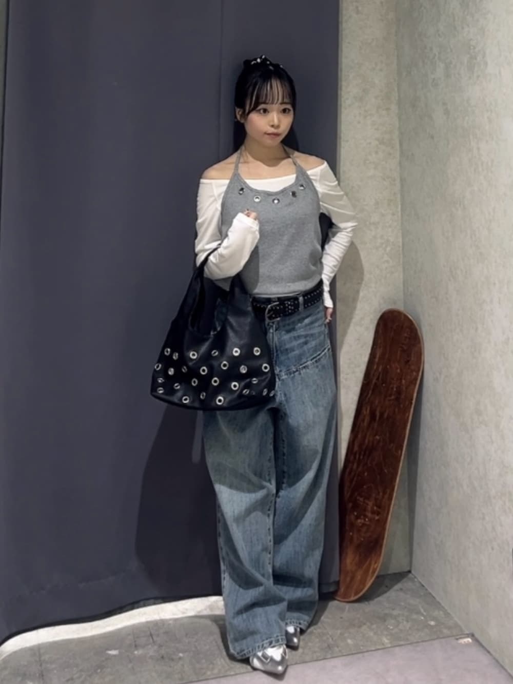 グレー系のTシャツ/カットソー、ブルー系のデニムパンツ、ホワイト系のスニーカーを着用したレディースの冬コーディネートの3枚目の写真