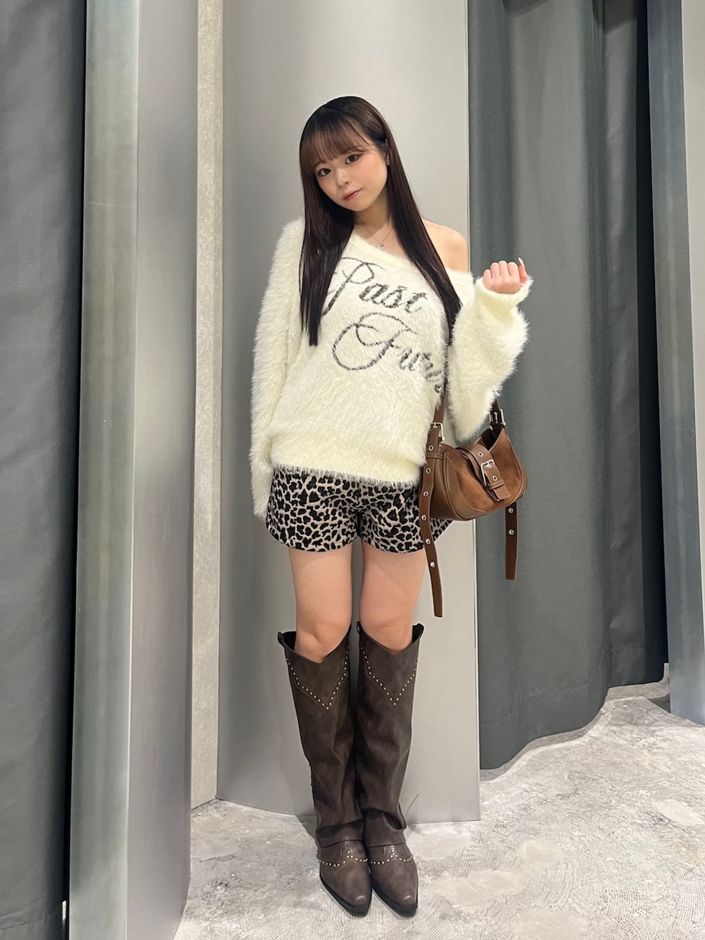 ホワイト系のニット/セーター、ブラウン系のその他パンツ、ブラウン系のブーツを着用したレディースの秋コーディネートの2枚目の写真