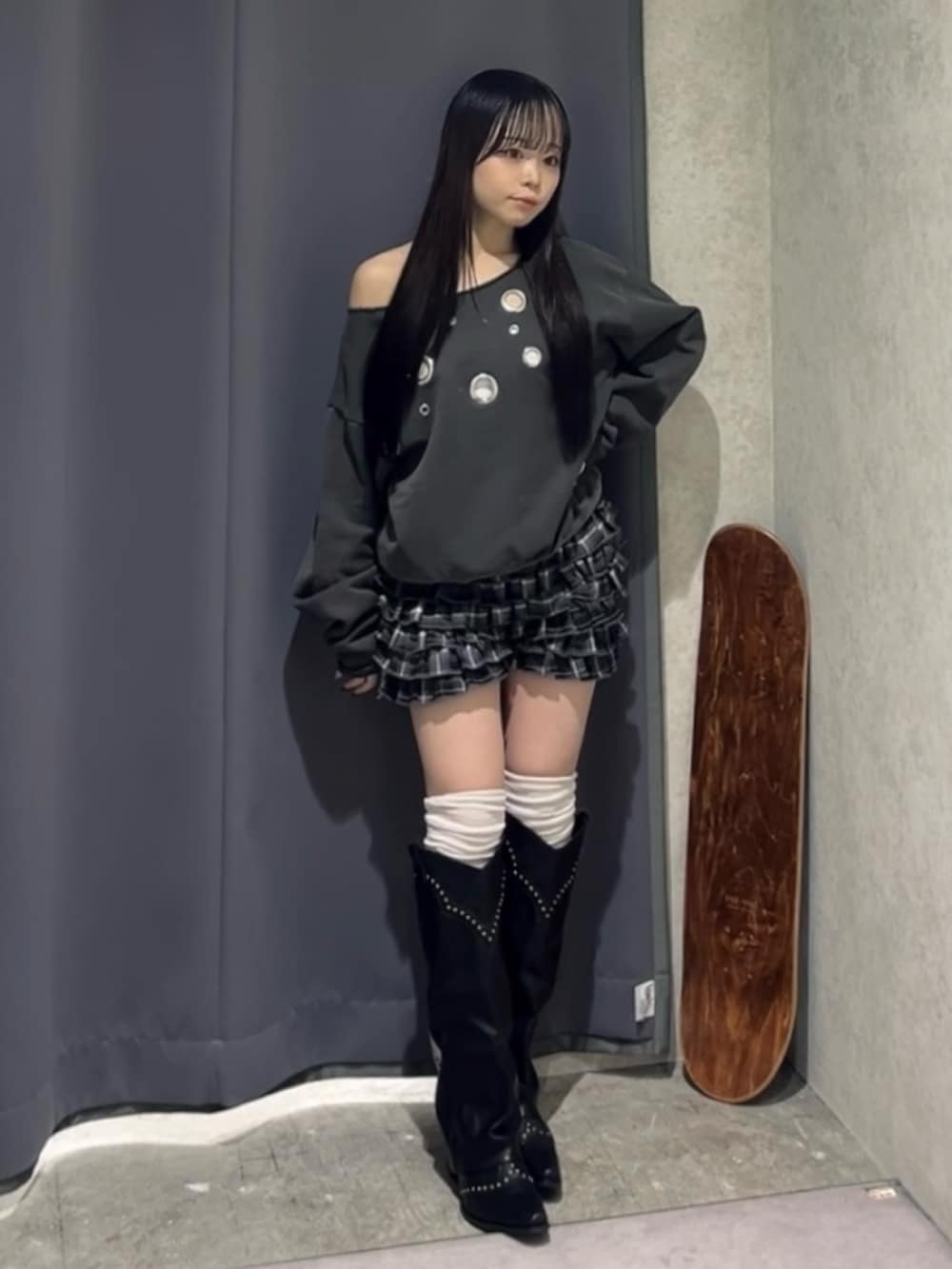 グレー系のスウェット、ブラック系のその他パンツ、ブラック系のブーツを着用したレディースの冬コーディネートの2枚目の写真