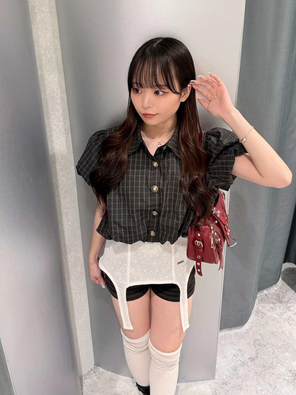 ホワイト系のキャミソール、ブラウン系のトップス、ブラック系のその他パンツを着用したレディースの夏コーディネートの3枚目の写真