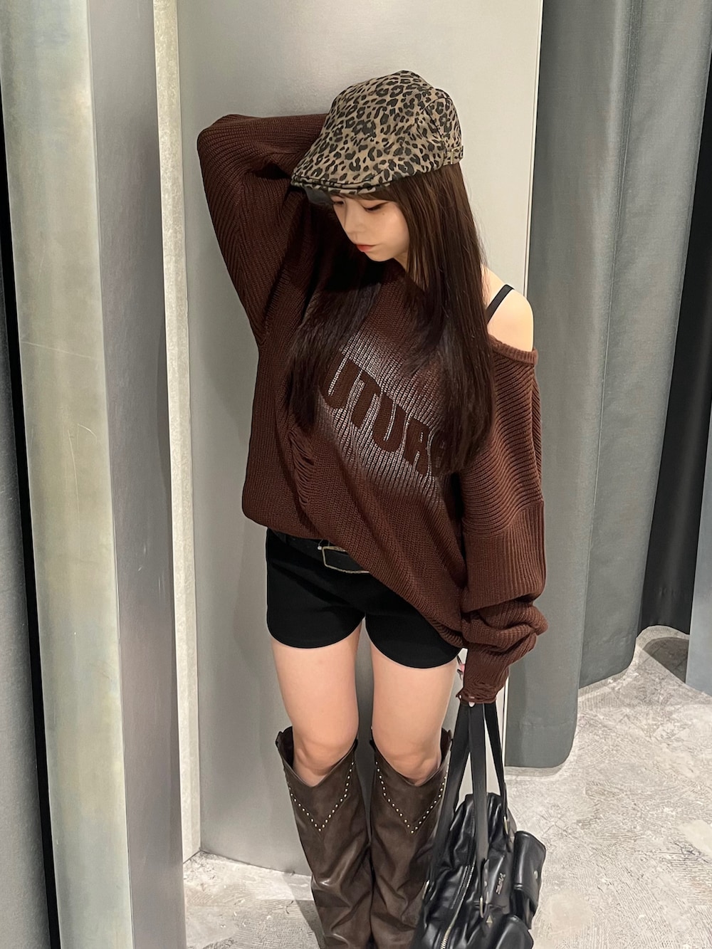 ブラウン系のニット/セーター、ブラック系のその他パンツ、ブラウン系のブーツを着用したレディースの秋コーディネートの3枚目の写真