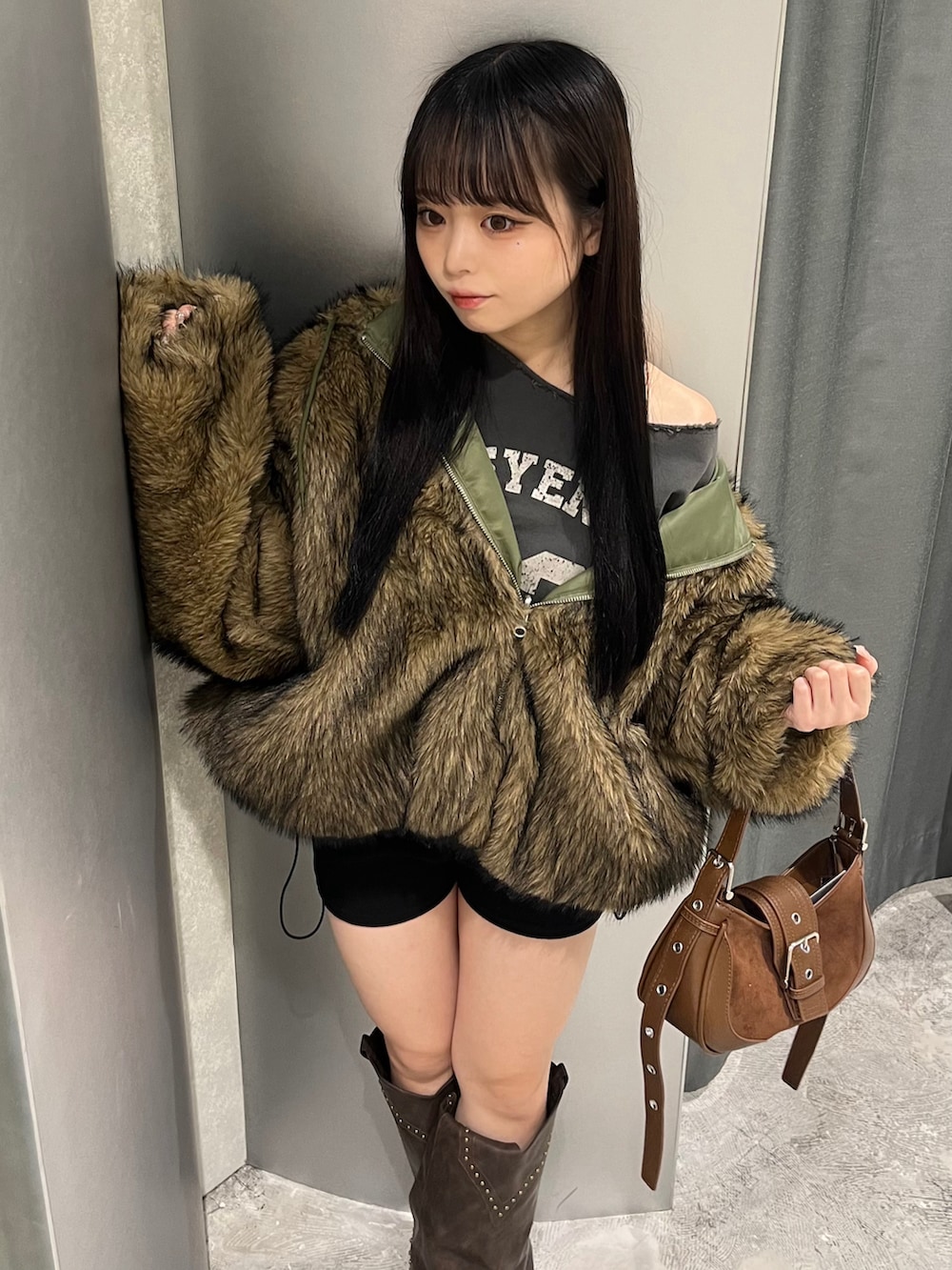 グリーン系のブルゾン、グレー系のスウェット、ブラック系のその他パンツを着用したレディースの秋コーディネートの3枚目の写真