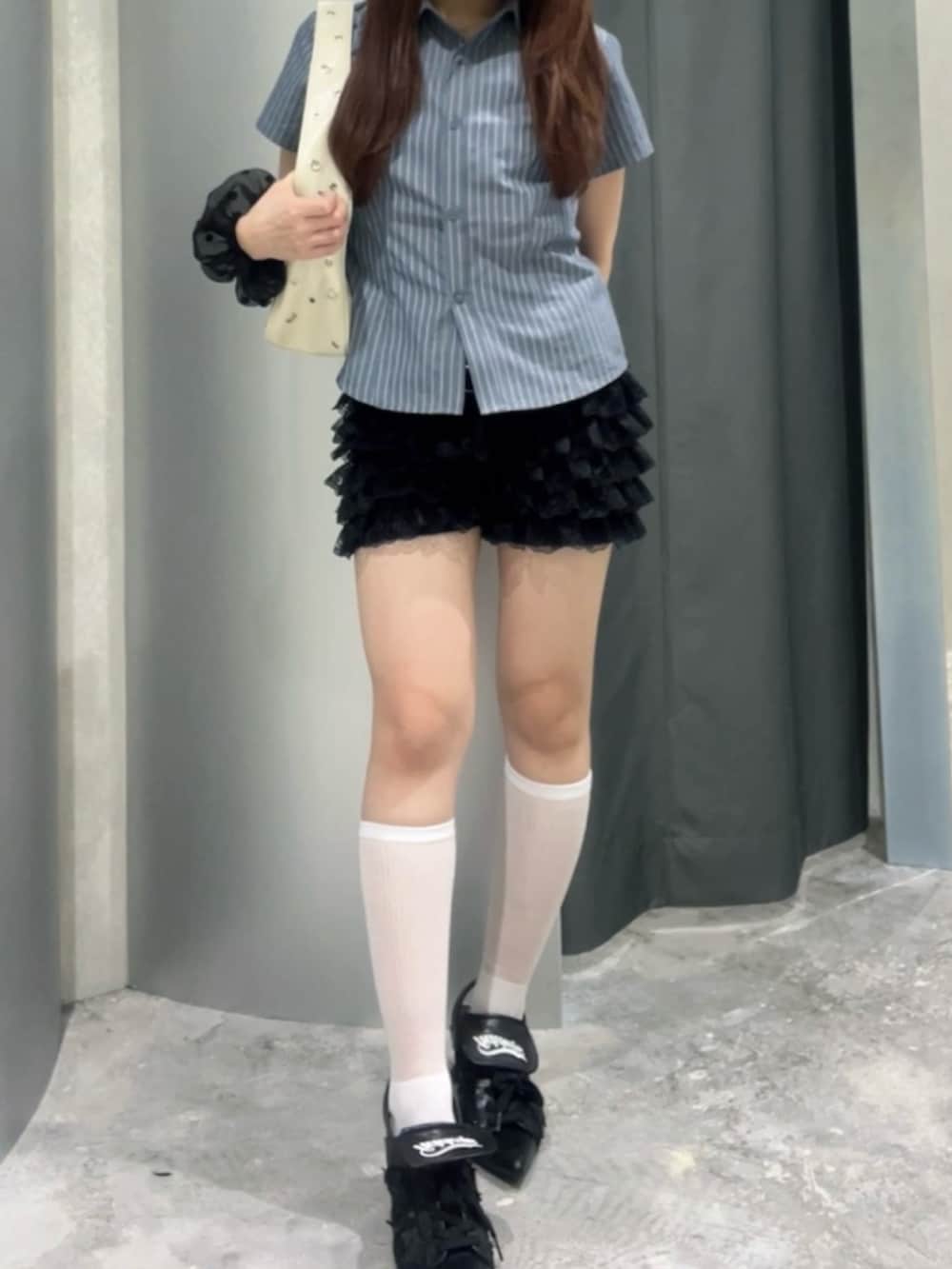ブルー系のシャツ/ブラウス、ホワイト系のショルダーバッグ、ブラック系のその他パンツを着用したレディースの夏コーディネートの2枚目の写真