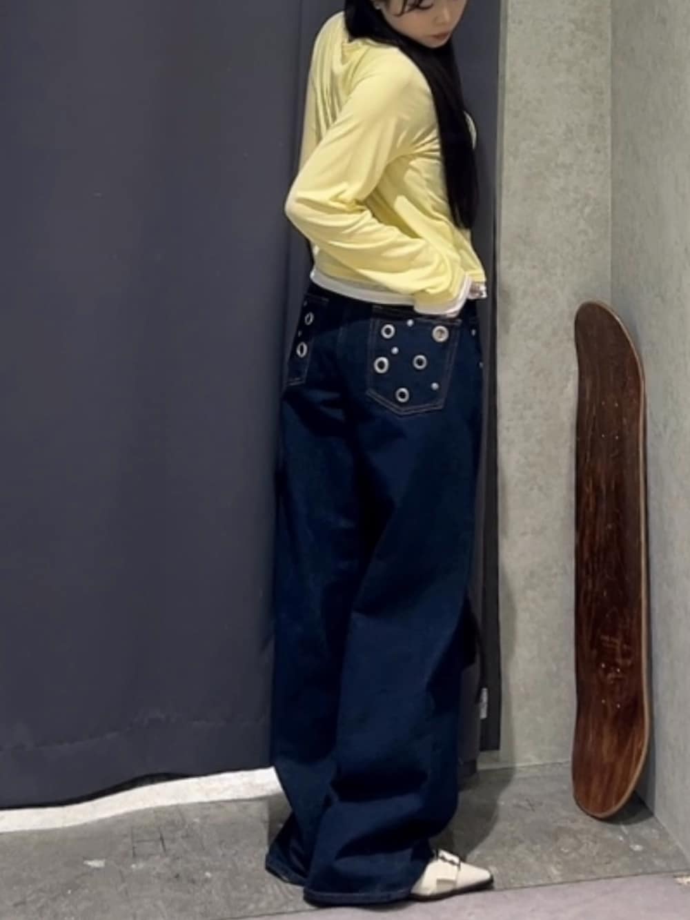 イエロー系のTシャツ/カットソー、ブルー系のデニムパンツ、ブラウン系のショルダーバッグを着用したレディースの春コーディネートの2枚目の写真