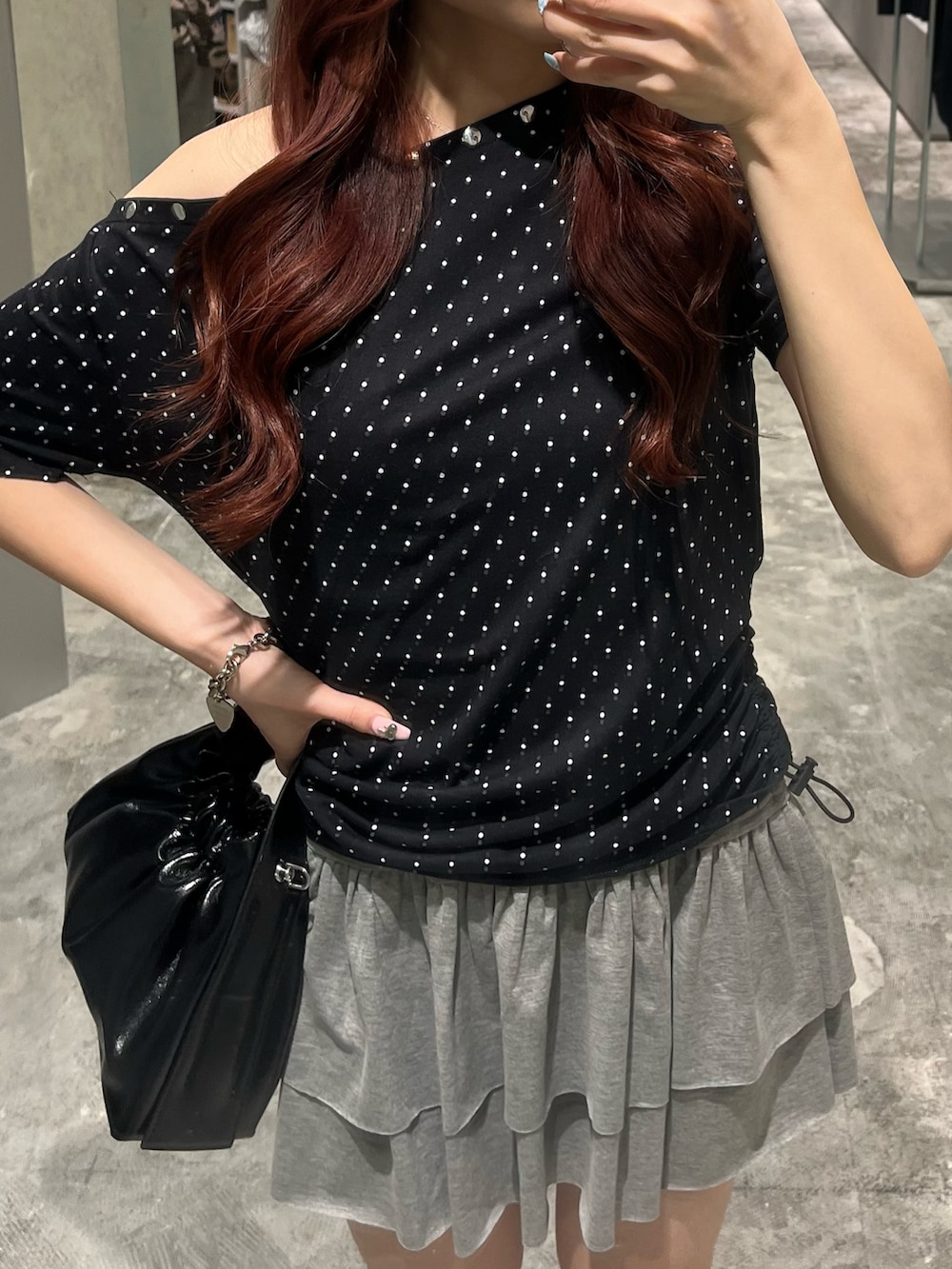 ブラック系のTシャツ/カットソー、グレー系のチュニック、ブラック系のショルダーバッグを着用したレディースの夏コーディネートの2枚目の写真