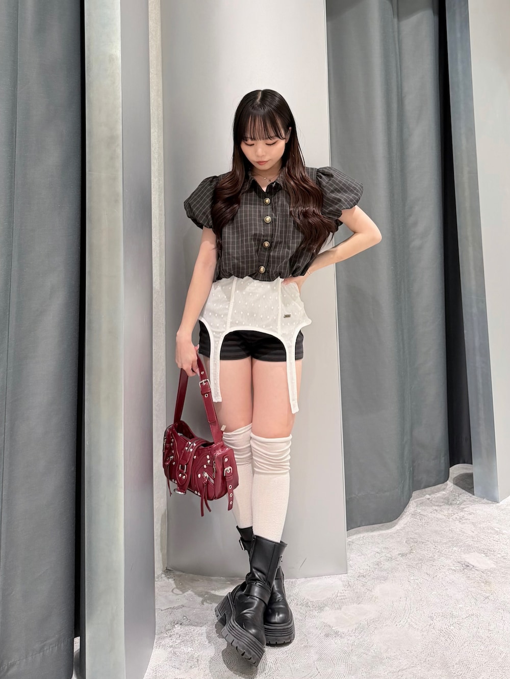 ホワイト系のキャミソール、ブラウン系のトップス、ブラック系のその他パンツを着用したレディースの夏コーディネートの2枚目の写真
