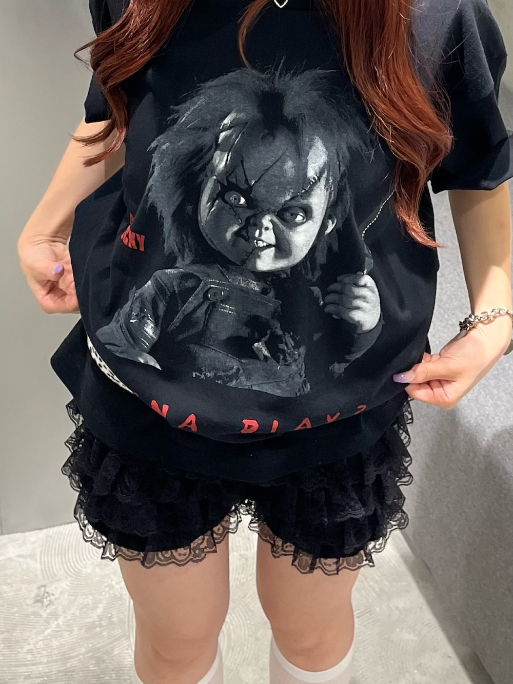 ブラック系のTシャツ/カットソー、ブラック系のその他パンツ、レッド系のパンプスを着用したレディースの夏コーディネートの5枚目の写真