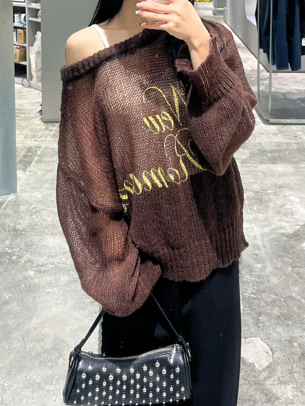 ブラウン系のTシャツ/カットソー、ホワイト系のキャミソール、ブラック系のショルダーバッグを着用したレディースの秋コーディネートの3枚目の写真