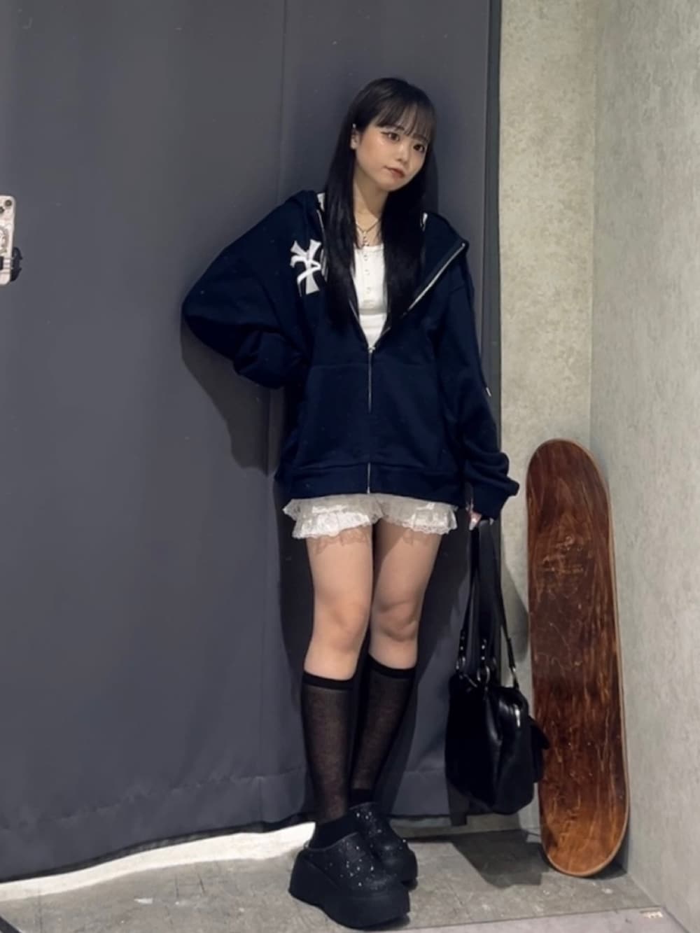 ブルー系のパーカー、ホワイト系のタンクトップ、ホワイト系のその他パンツを着用したレディースの夏コーディネートの2枚目の写真