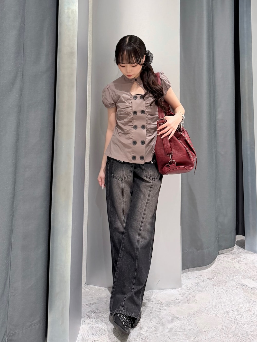 グレー系のシャツ/ブラウス、ブラック系のデニムパンツ、ブラック系のパンプスを着用したレディースの春コーディネートの3枚目の写真