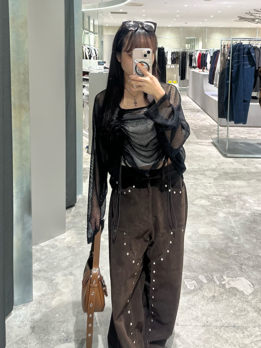 ブラック系のTシャツ/カットソー、ブラウン系のパンツ、ブラック系のパンプスを着用したレディースの秋コーディネートの2枚目の写真