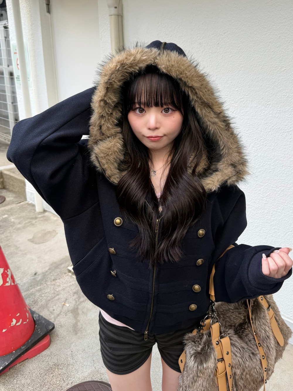 ブルー系のブルゾン、ブラック系のその他パンツ、イエロー系のブーツを着用したレディースの夏コーディネートの4枚目の写真