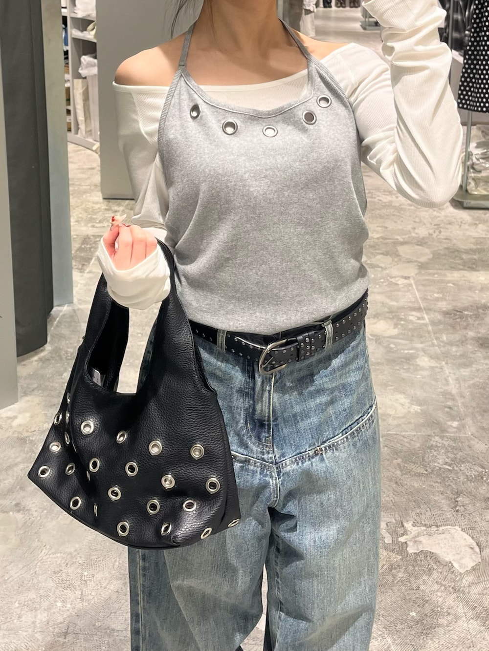 グレー系のTシャツ/カットソー、ブルー系のデニムパンツ、ホワイト系のスニーカーを着用したレディースの冬コーディネートの2枚目の写真