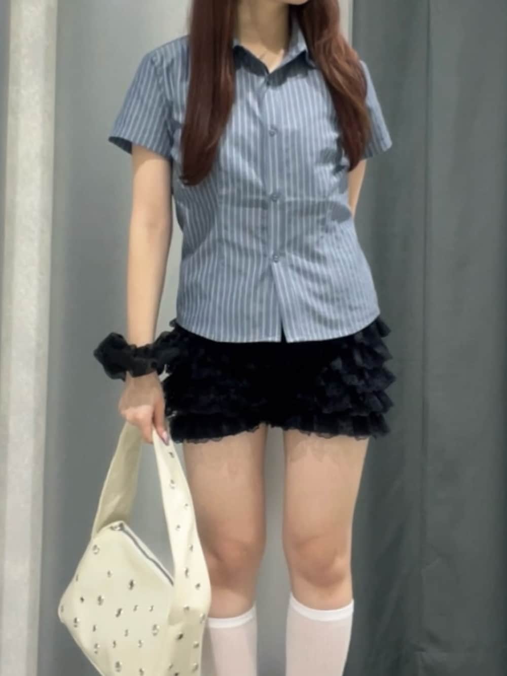 ブルー系のシャツ/ブラウス、ホワイト系のショルダーバッグ、ブラック系のその他パンツを着用したレディースの夏コーディネートの3枚目の写真