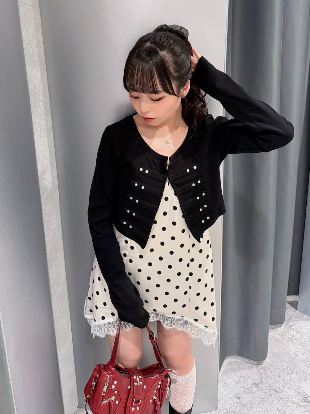ブラック系のその他パンツ、ホワイト系のワンピース、ブラック系のTシャツ/カットソーを着用したレディースの春コーディネートの4枚目の写真