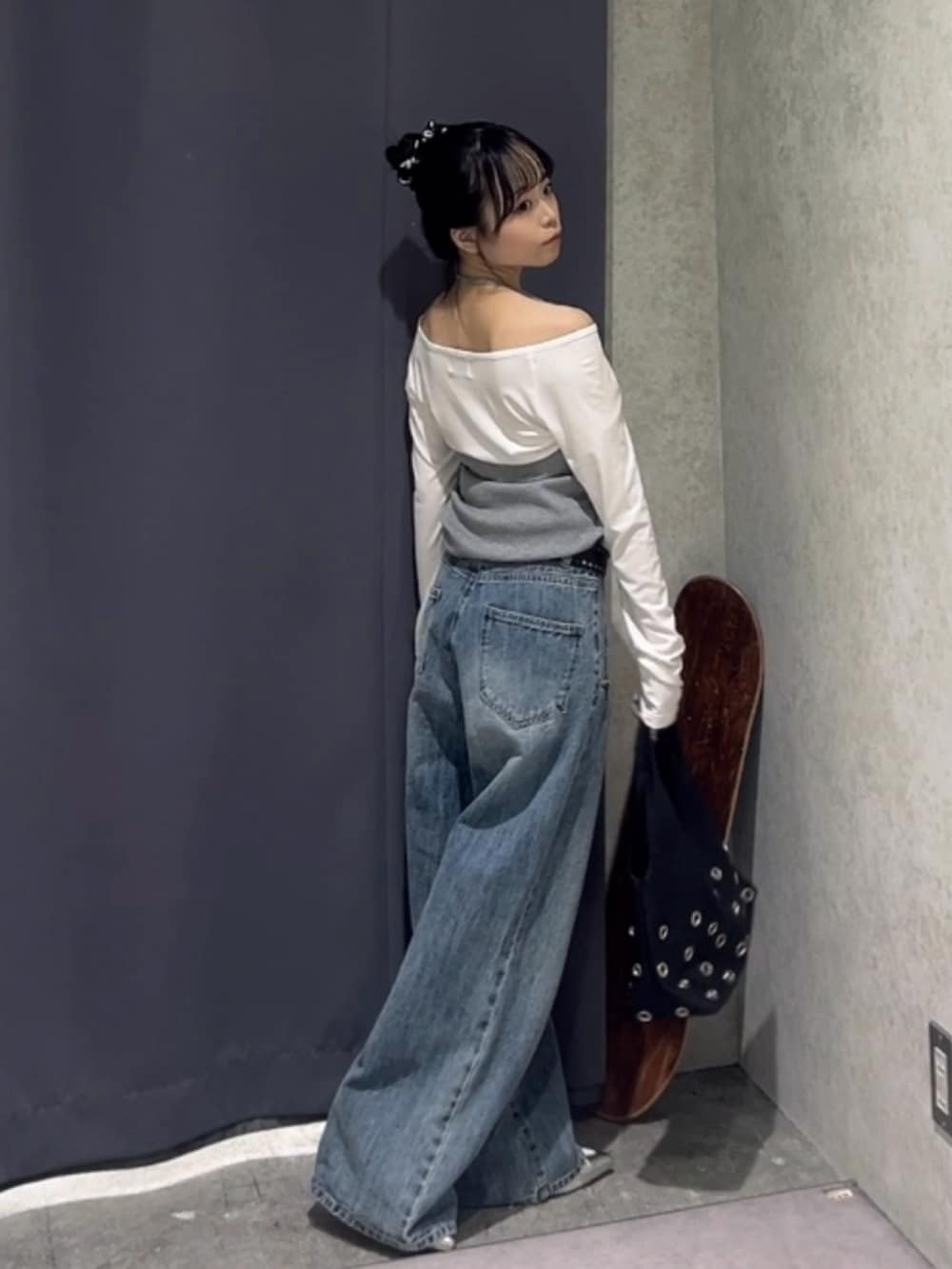 グレー系のTシャツ/カットソー、ブルー系のデニムパンツ、ホワイト系のスニーカーを着用したレディースの冬コーディネートの4枚目の写真