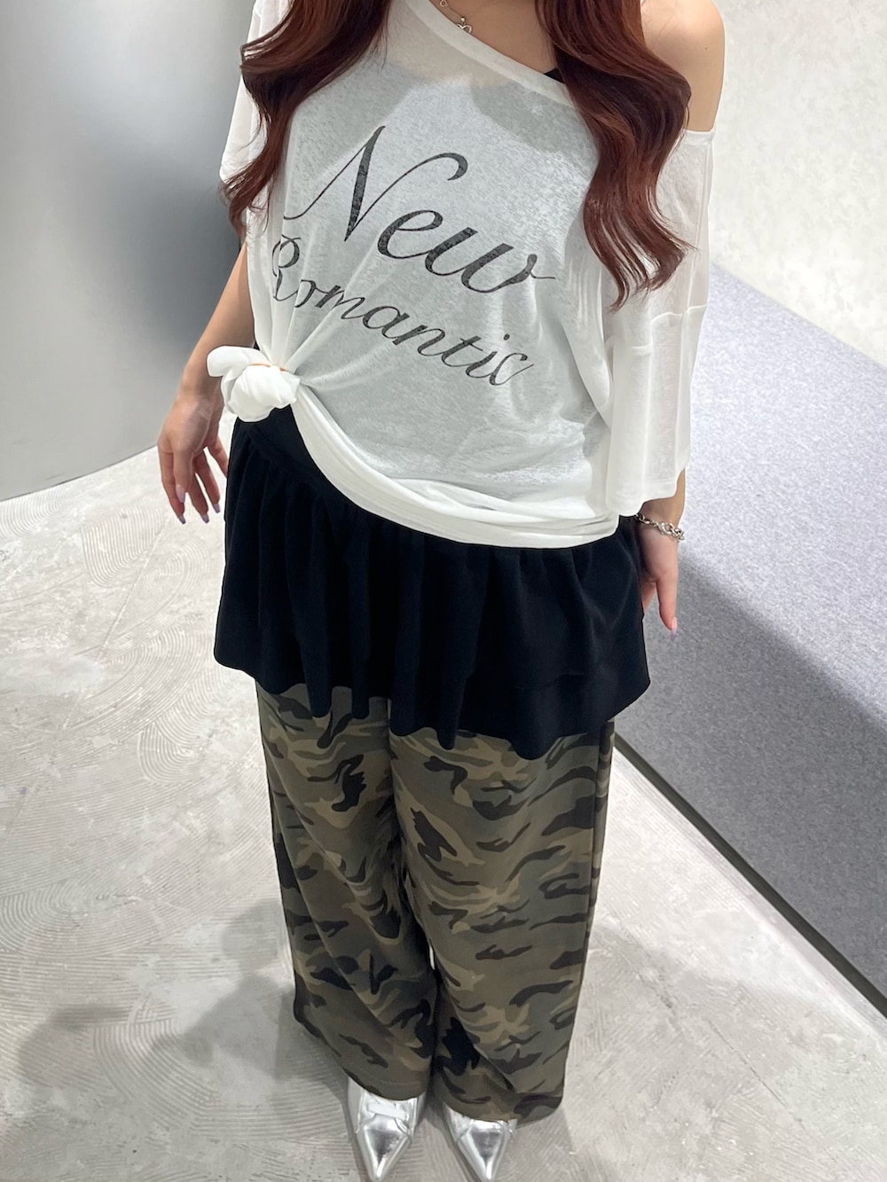 ホワイト系のTシャツ/カットソー、ブラック系のチュニック、グリーン系のスウェットパンツを着用したレディースの夏コーディネートの3枚目の写真