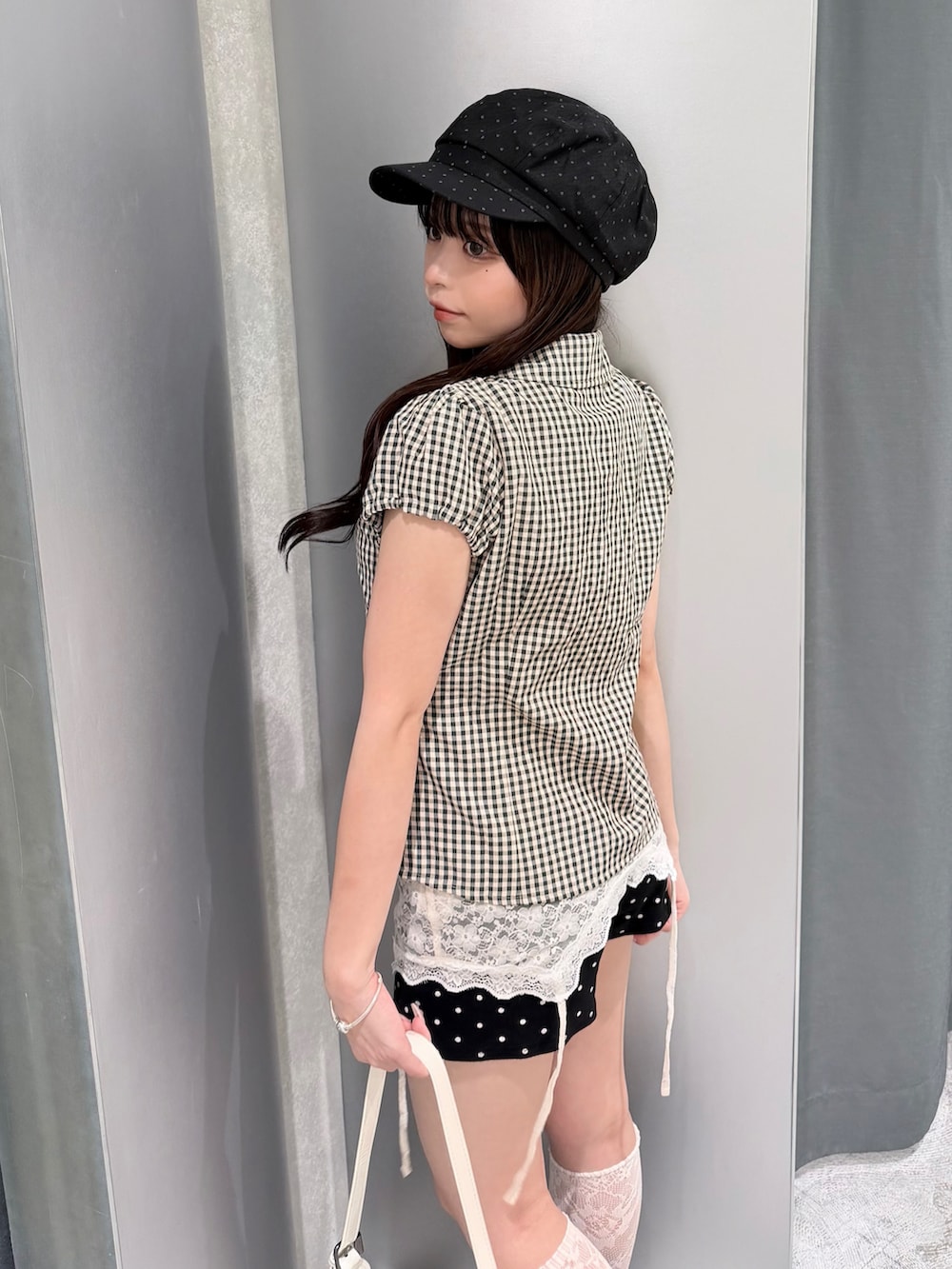 ベージュ系のシャツ/ブラウス、ホワイト系のキャミソール、ブラック系のその他パンツを着用したレディースの夏コーディネートの4枚目の写真