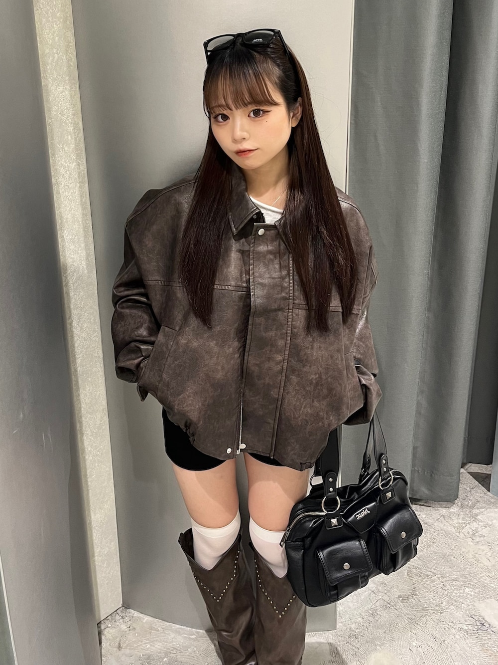 ブラウン系のブルゾン、グレー系のスウェット、ブラック系のその他パンツを着用したレディースの秋コーディネートの3枚目の写真