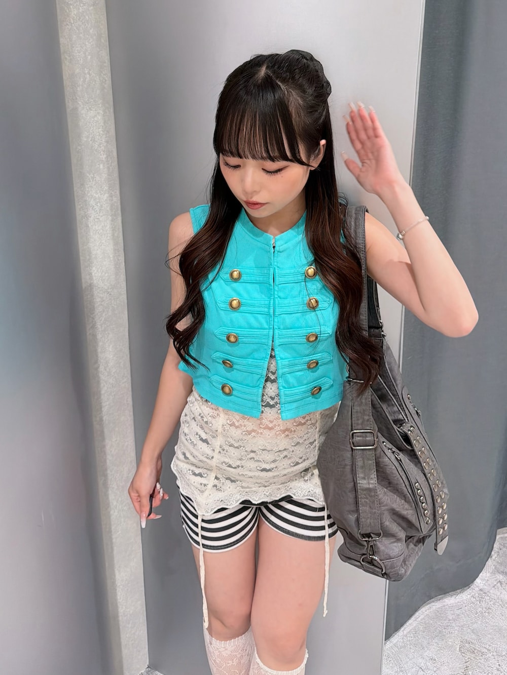ブルー系のタンクトップ、ホワイト系のキャミソール、ホワイト系のその他パンツを着用したレディースの夏コーディネートの3枚目の写真
