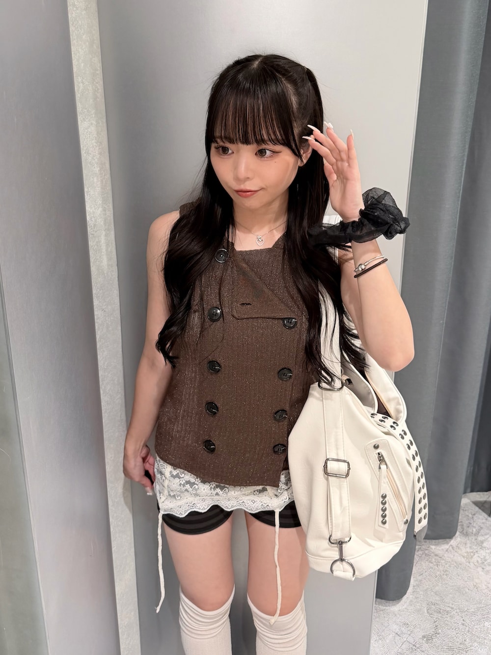 ブラウン系のパーカー、ホワイト系のキャミソール、ブラック系のその他パンツを着用したレディースの夏コーディネートの4枚目の写真