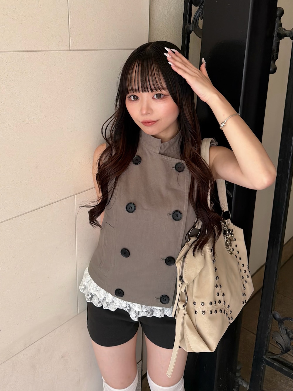 グレー系のその他アウター、ブラック系のタンクトップ、グレー系のその他パンツを着用したレディースの夏コーディネートの2枚目の写真