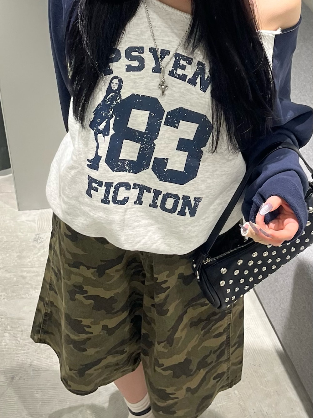 グレー系のスウェット、ブラック系のショルダーバッグ、グリーン系のチノパンツを着用したレディースの夏コーディネートの3枚目の写真