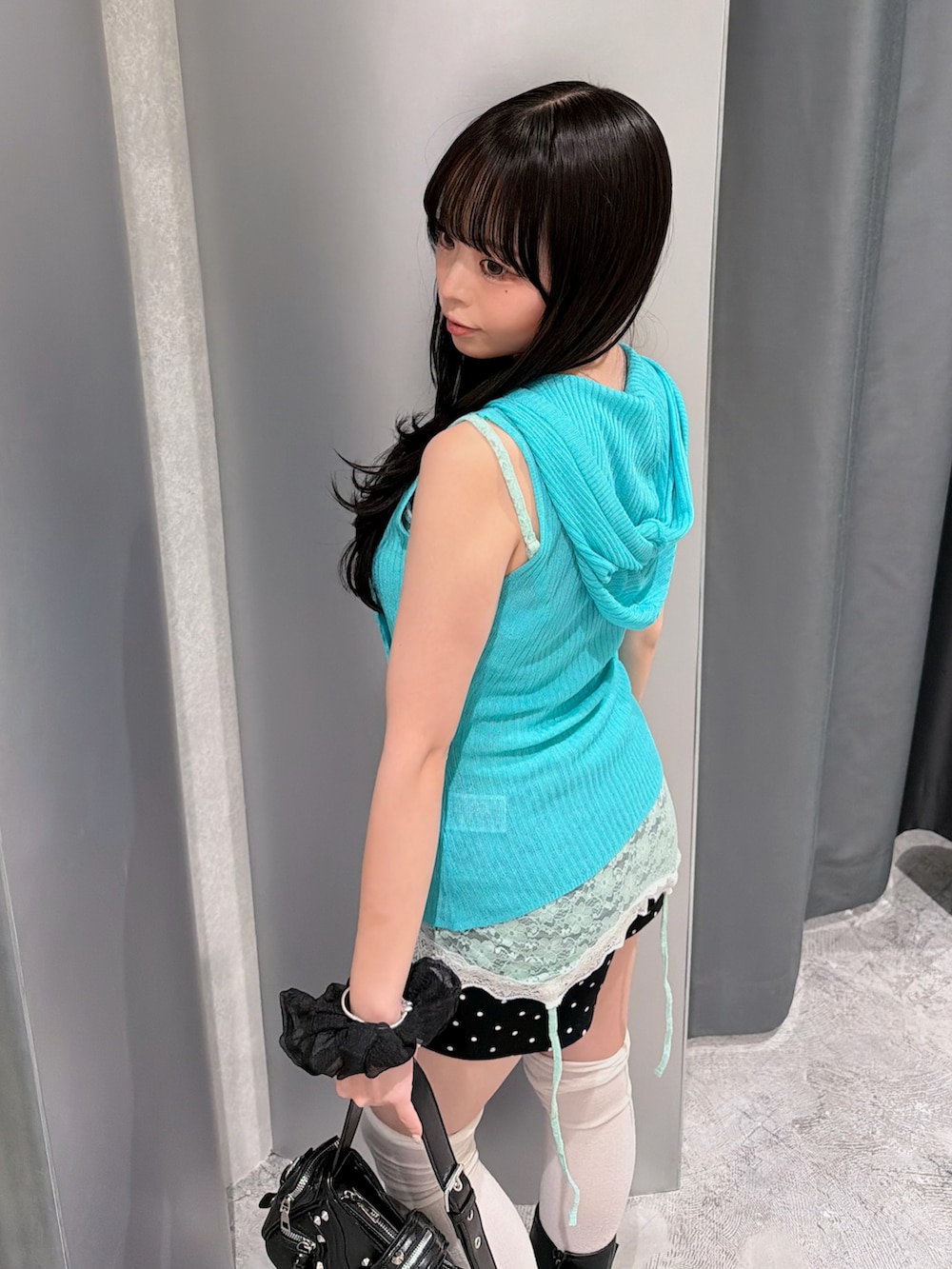 ブルー系のパーカー、グリーン系のキャミソール、ブラック系のその他パンツを着用したレディースの夏コーディネートの5枚目の写真
