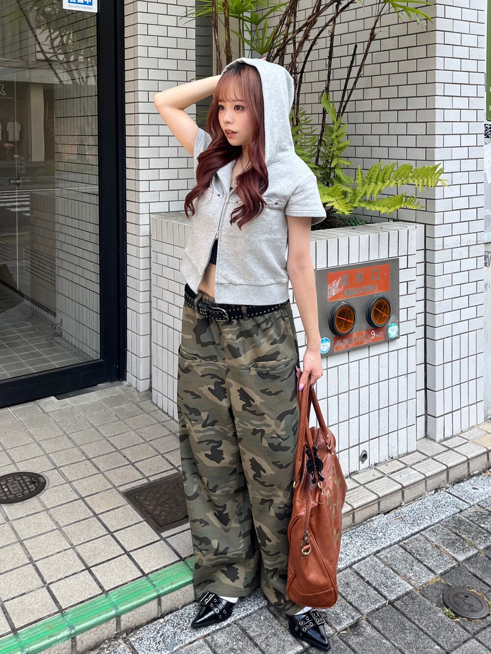 グレー系のパーカー、グリーン系のスウェットパンツ、ブラック系のパンプスを着用したレディースの夏コーディネートの3枚目の写真
