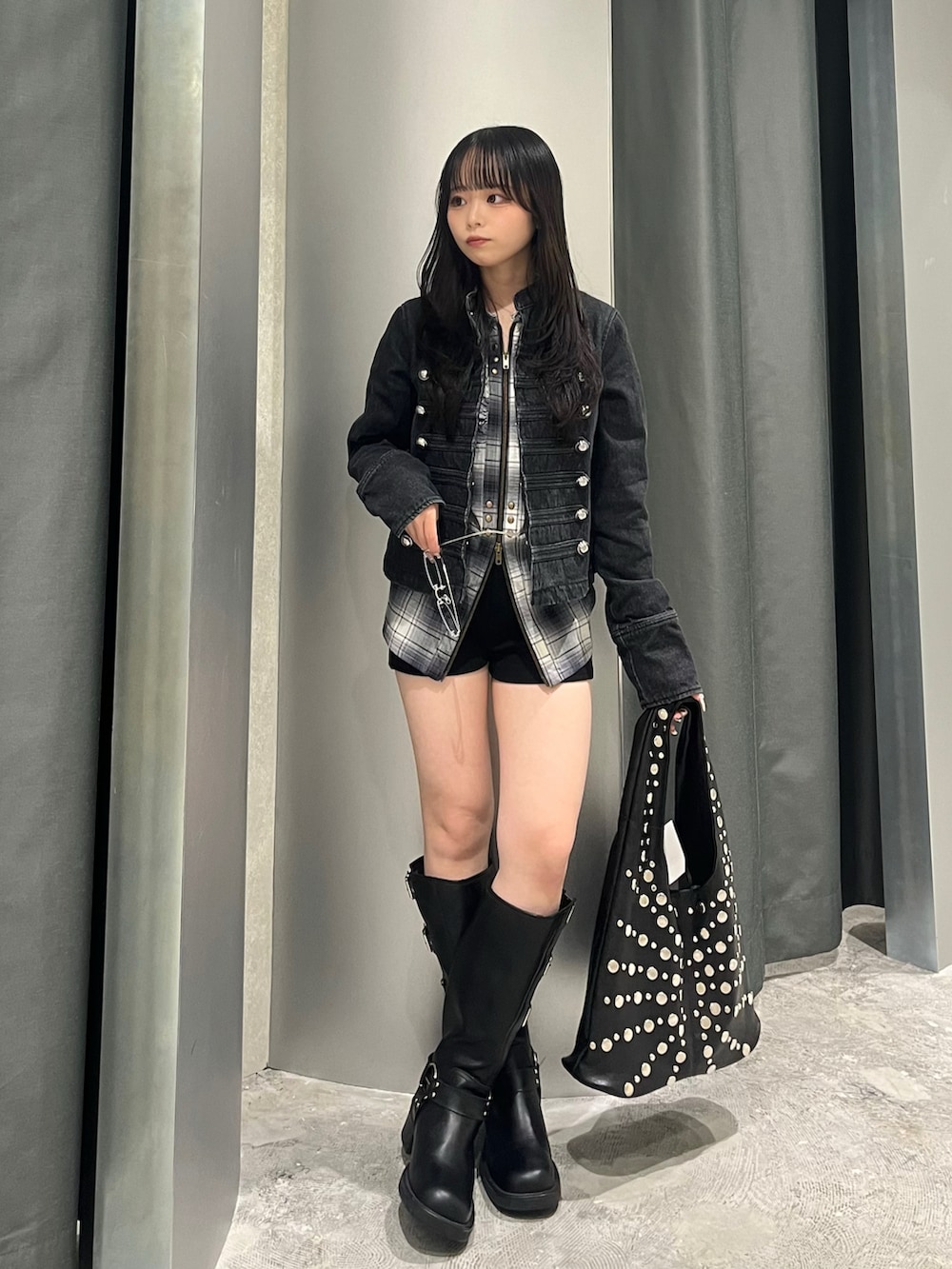 ブラック系のジャケット/アウター、ブラック系のシャツ/ブラウス、ブラック系のその他パンツを着用したレディースの春コーディネートの2枚目の写真