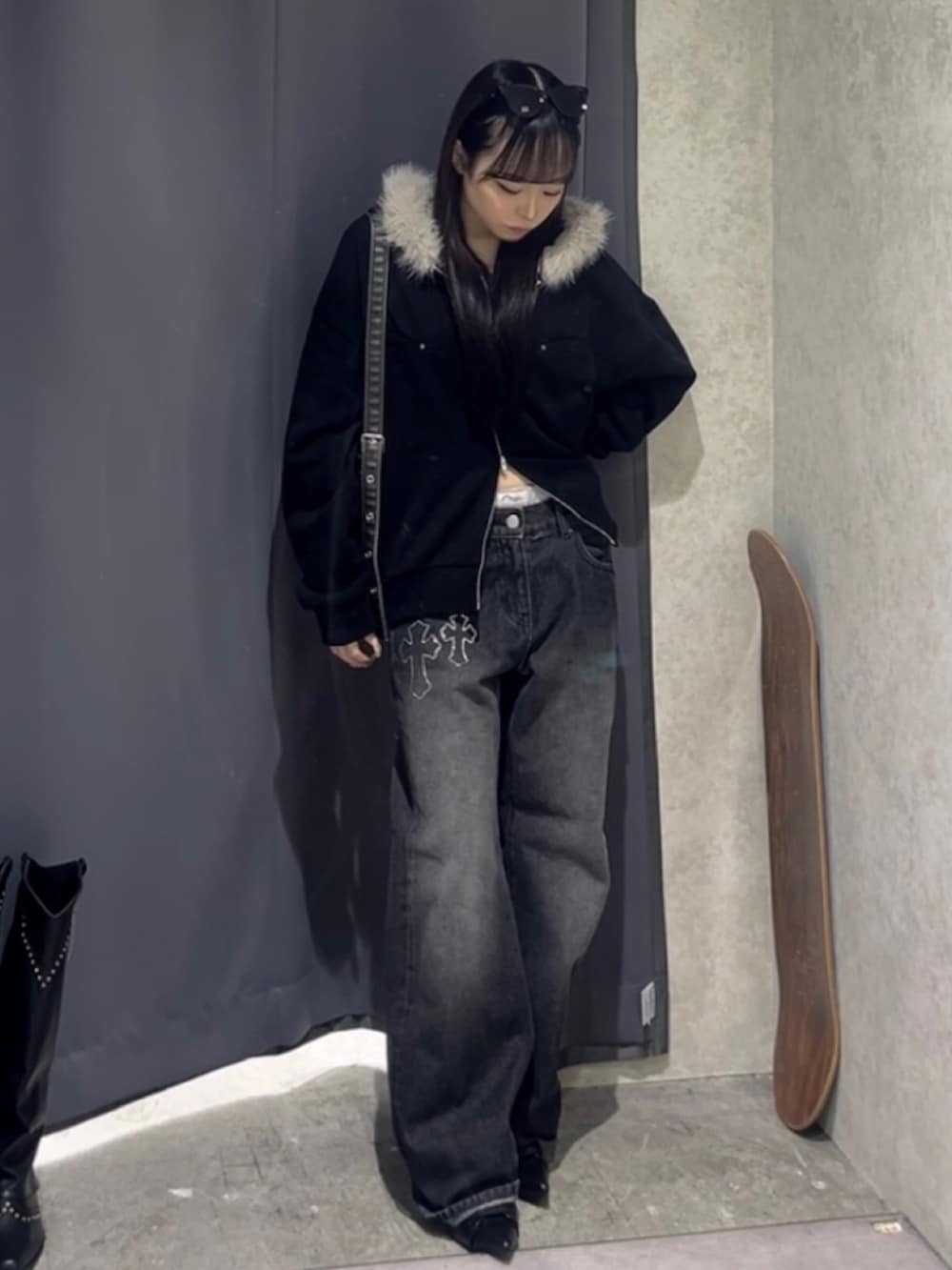 ブラック系のパーカー、グレー系のその他パンツ、ブラック系のデニムパンツを着用したレディースの秋コーディネートの2枚目の写真
