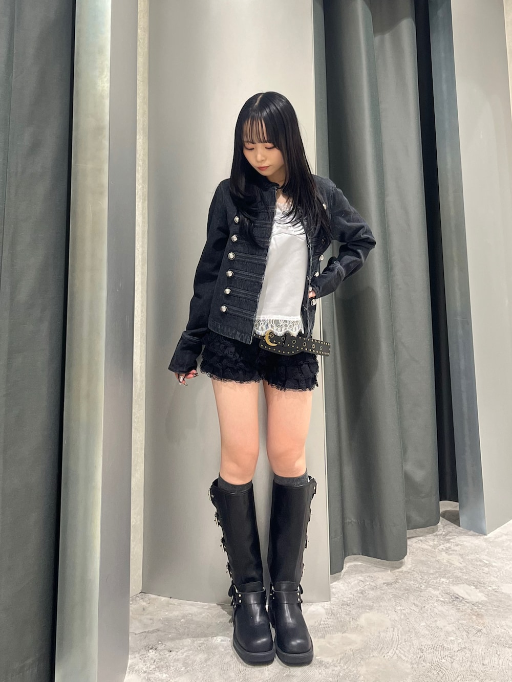 ブラック系のジャケット/アウター、グレー系のキャミソール、ブラック系のその他パンツを着用したレディースの春コーディネートの2枚目の写真