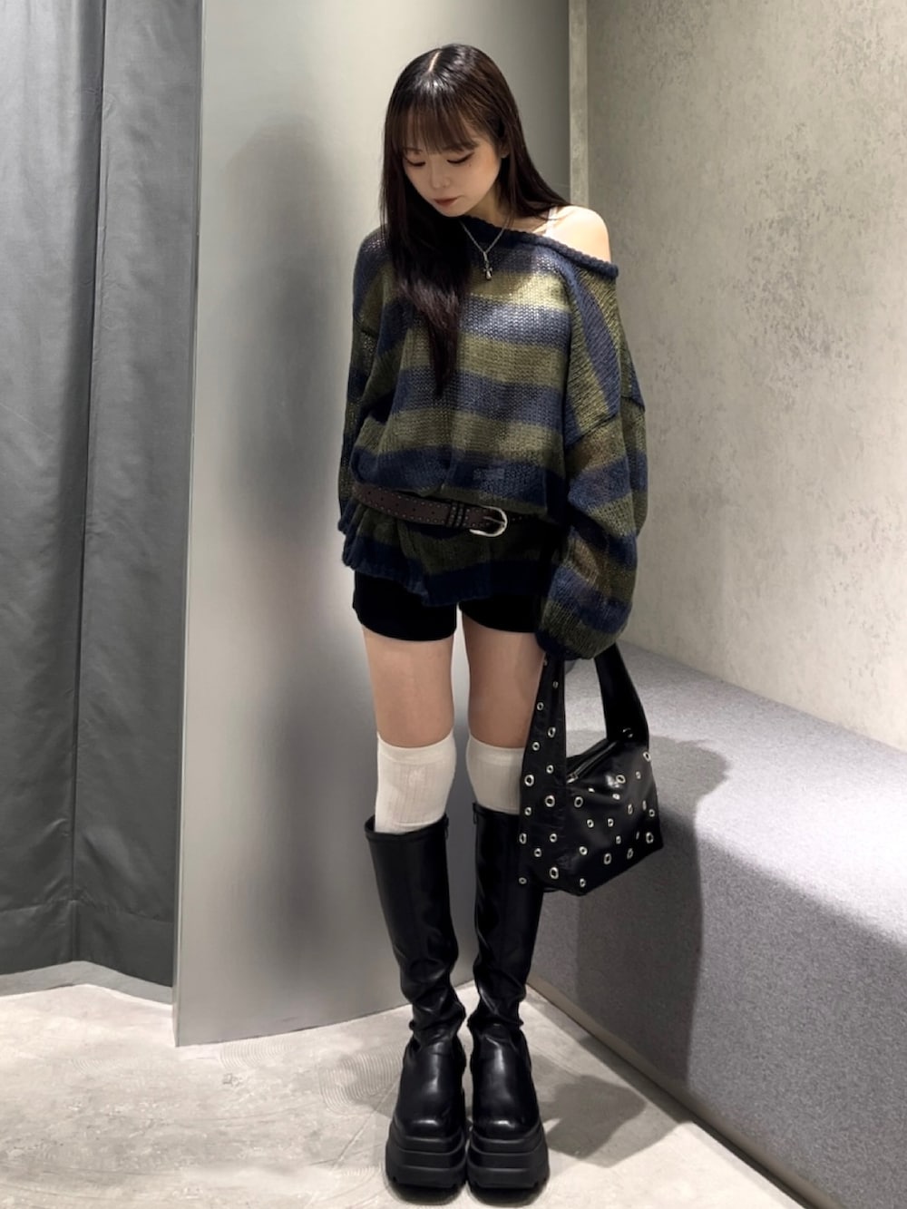 グリーン系のニット/セーター、ブラック系のその他パンツ、ブラック系のショルダーバッグを着用したレディースの秋コーディネートの2枚目の写真