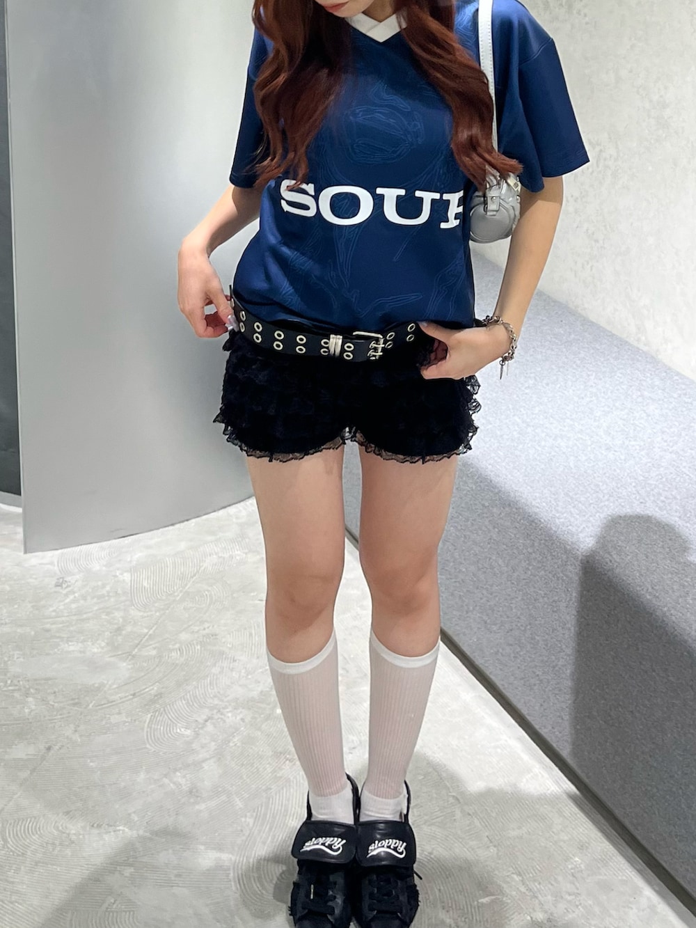 ブラック系のパンプス、ブルー系のTシャツ/カットソー、ブラック系のその他パンツを着用したレディースの夏コーディネートの3枚目の写真