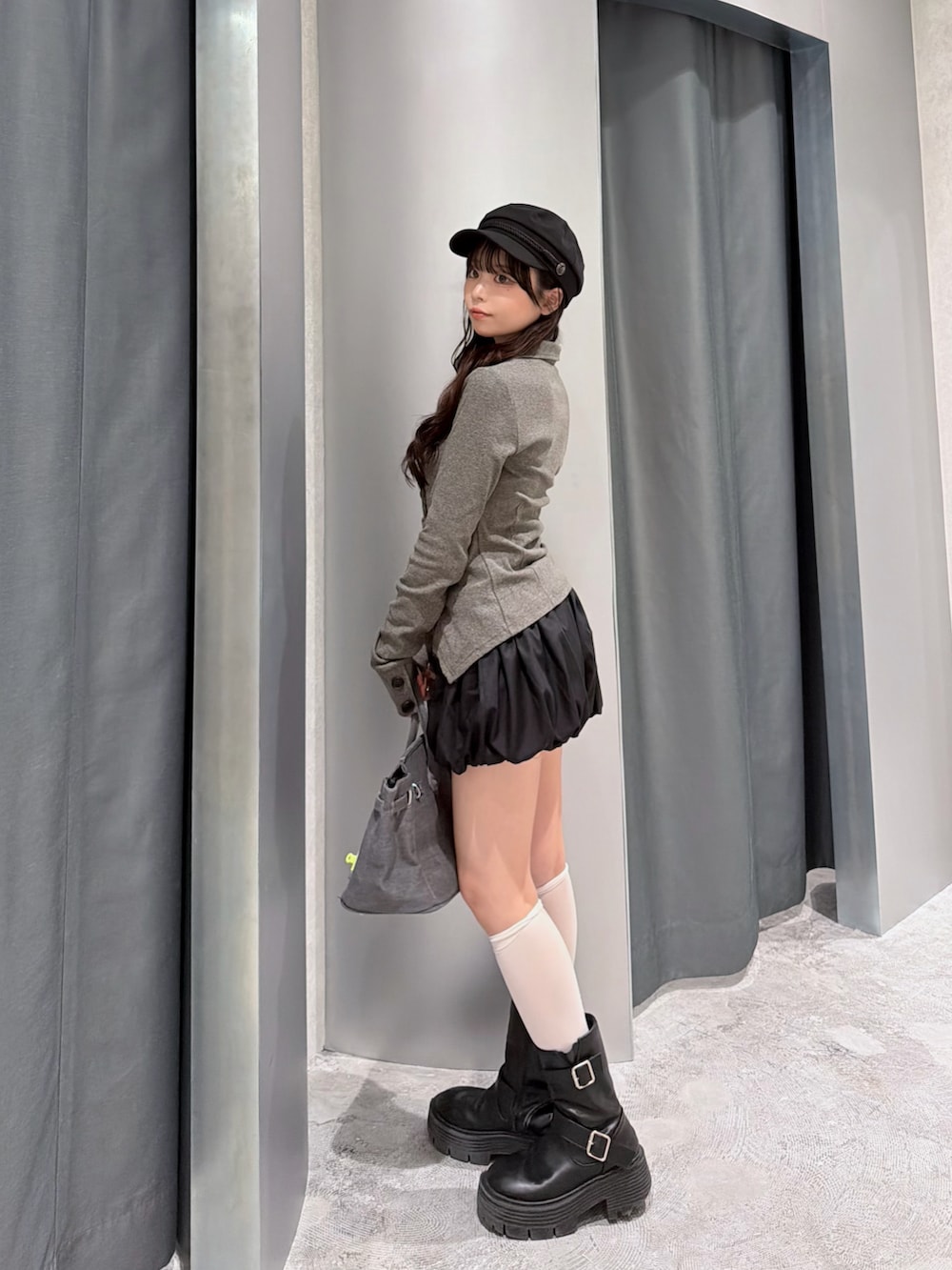グレー系のTシャツ/カットソー、ブラック系のその他パンツ、グレー系のボストンバッグを着用したレディースの秋コーディネートの3枚目の写真