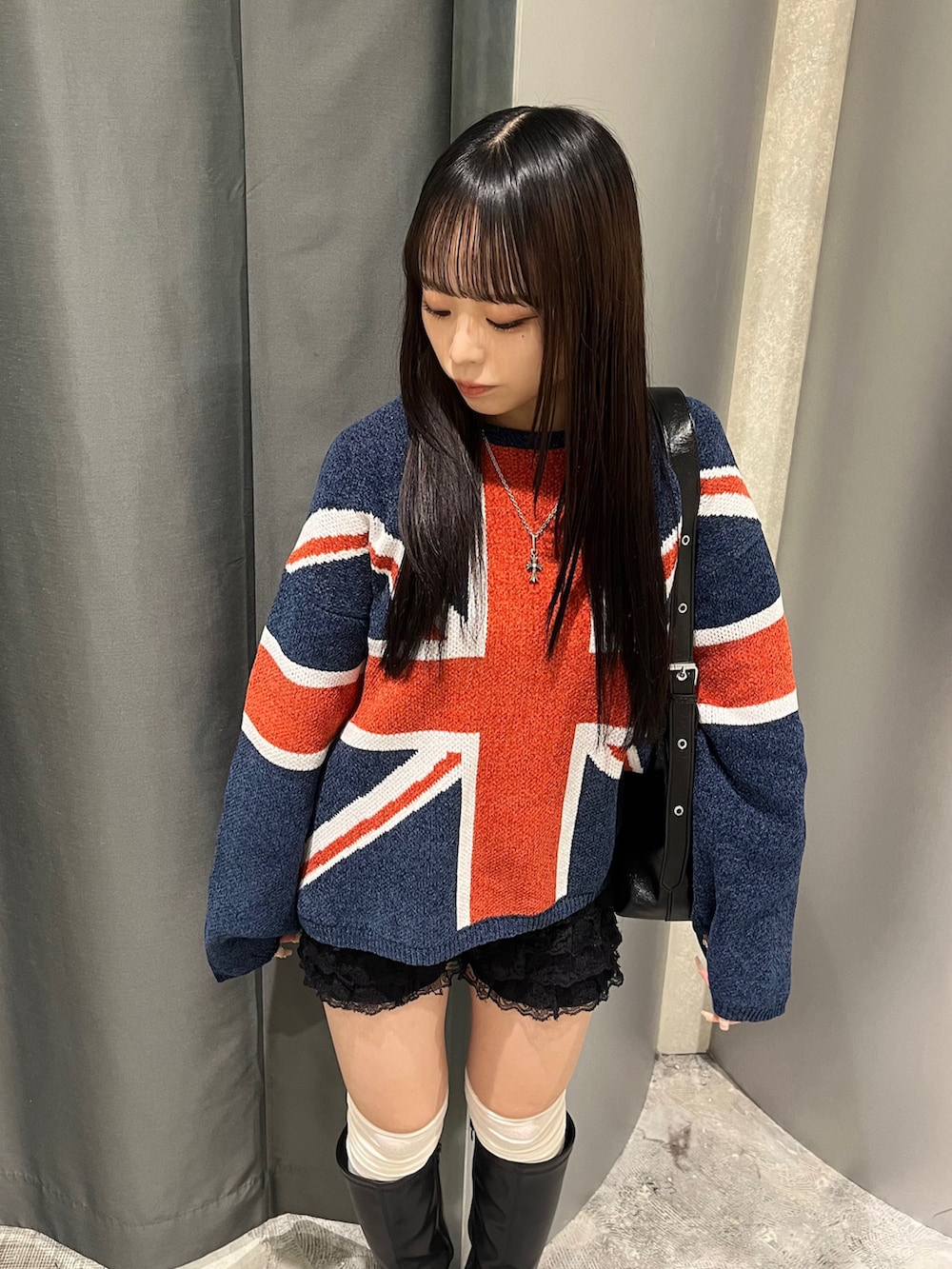 ブルー系のニット/セーター、ブラック系のその他パンツ、ブラック系のショルダーバッグを着用したレディースの秋コーディネートの2枚目の写真