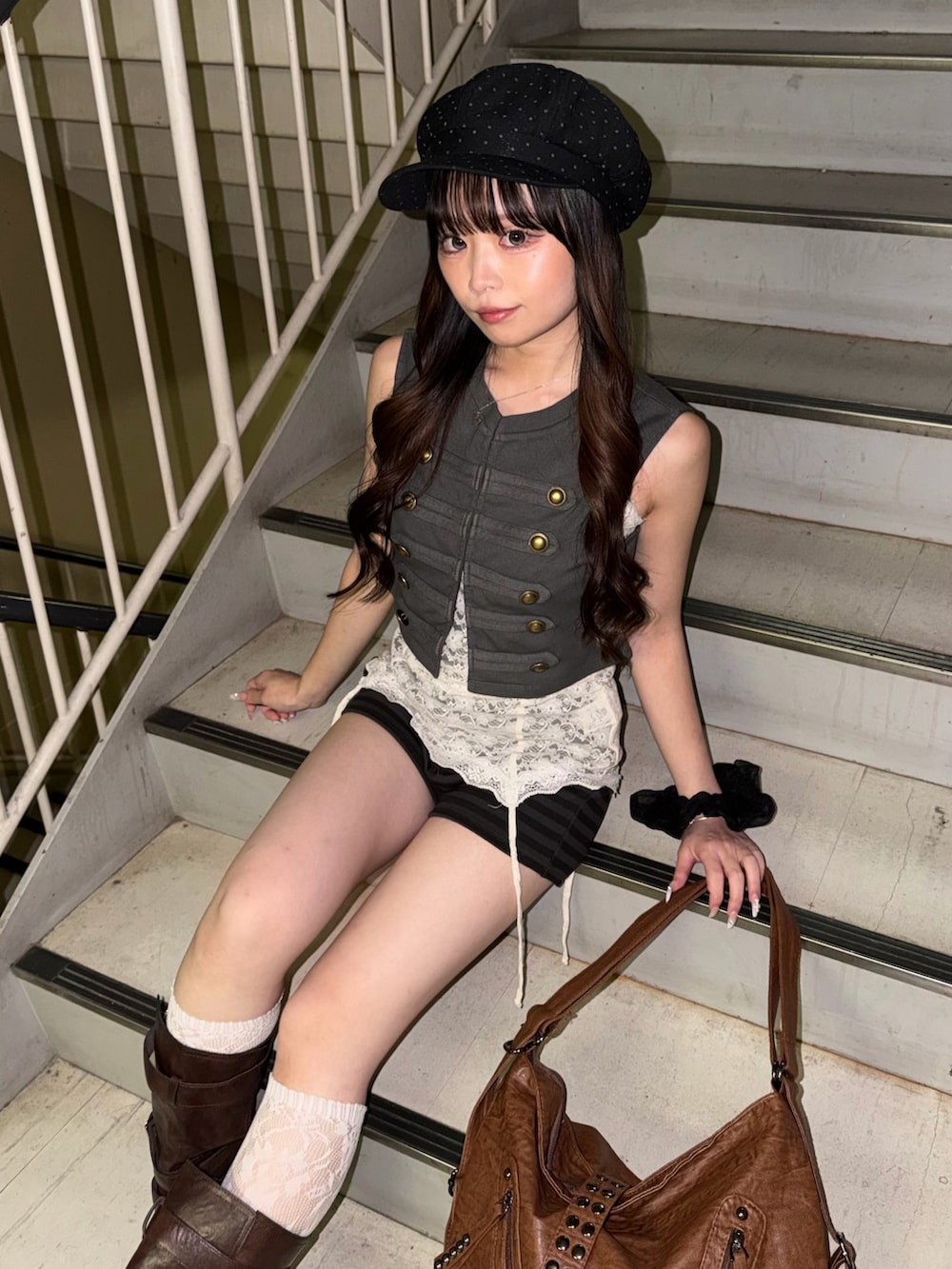 グレー系のタンクトップ、ホワイト系のキャミソール、ブラック系のその他パンツを着用したレディースの夏コーディネートの4枚目の写真