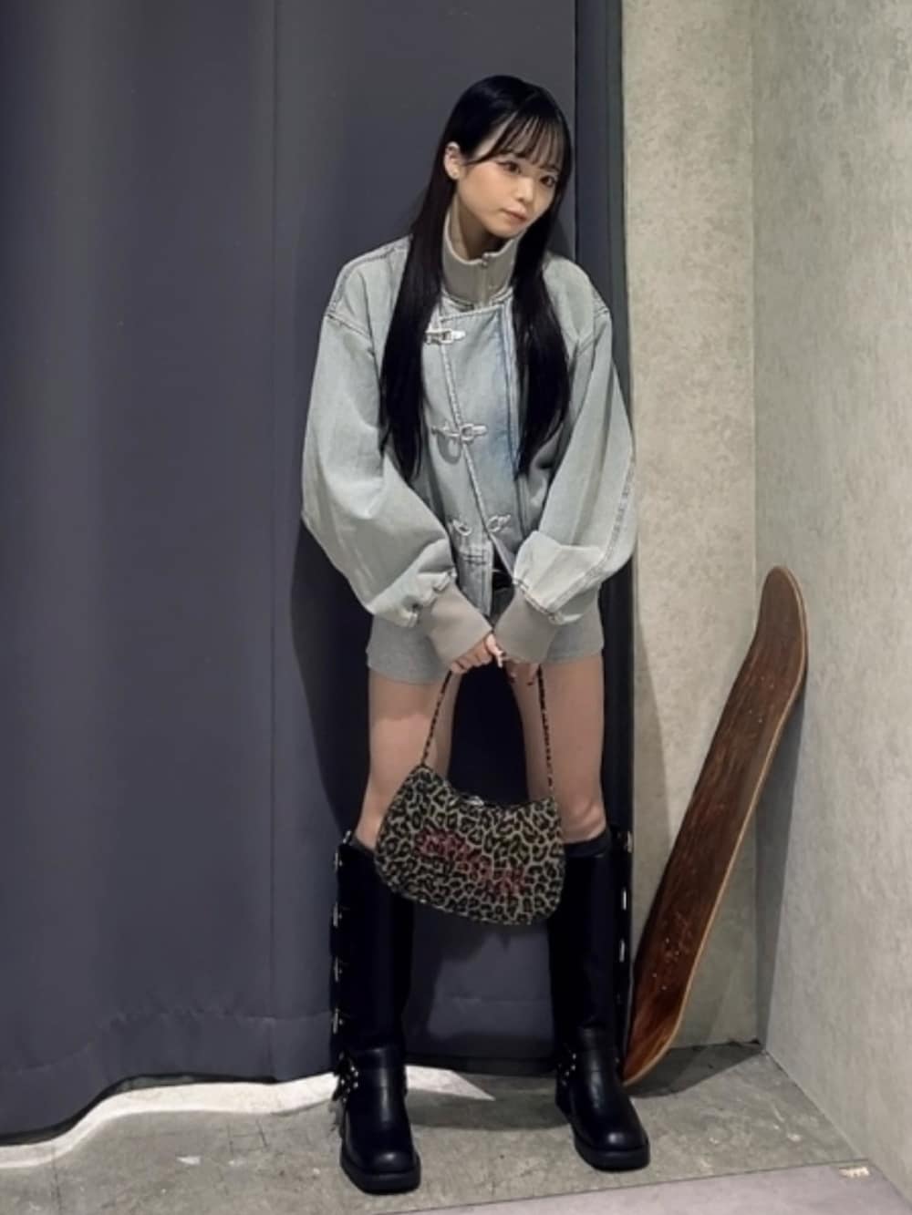 ブルー系のブルゾン、グレー系のその他パンツ、ブラウン系のショルダーバッグを着用したレディースの春コーディネートの2枚目の写真