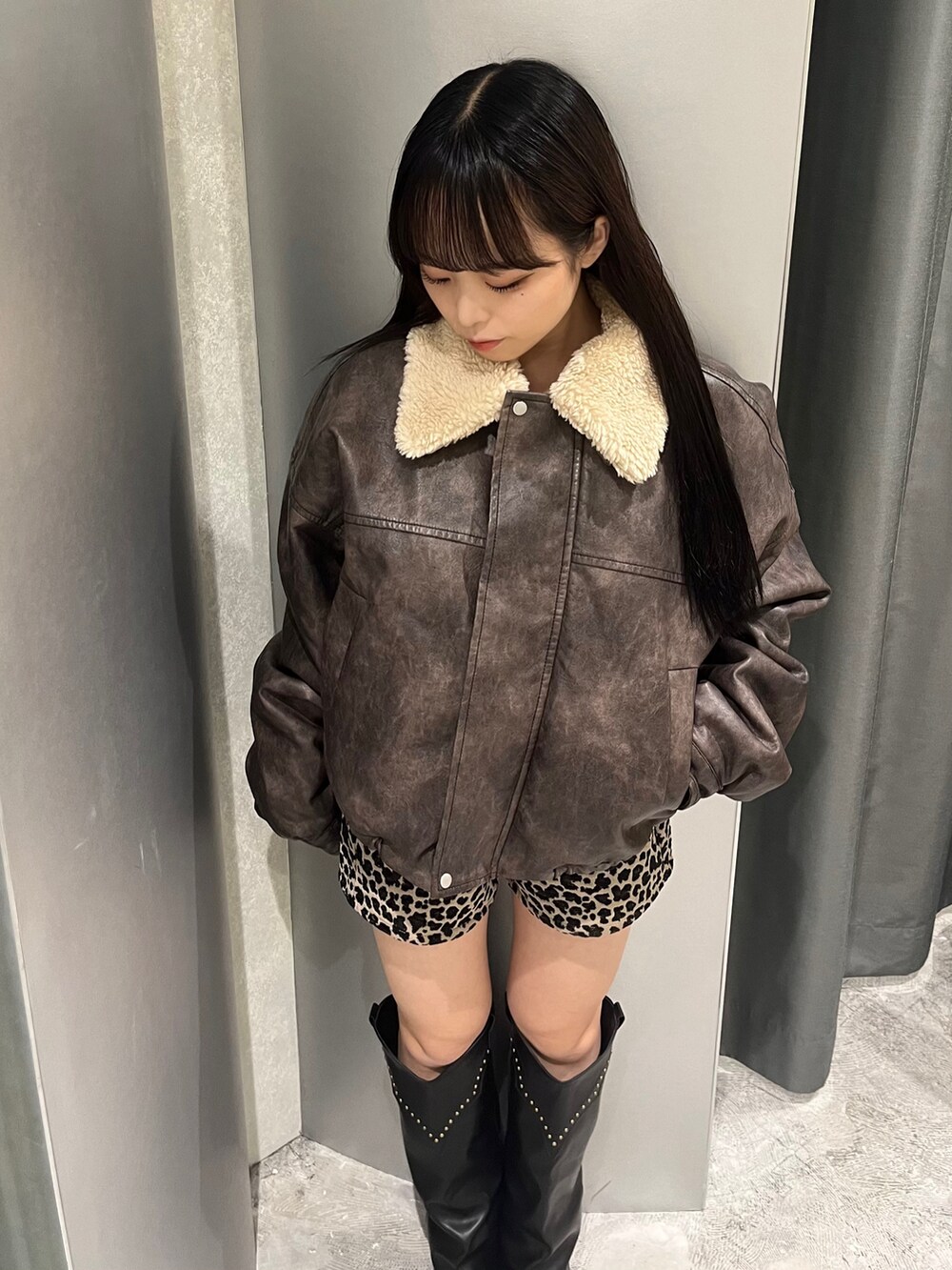 ブラウン系のブルゾン、ブラウン系のその他パンツ、ブラック系のブーツを着用したレディースの秋コーディネートの3枚目の写真