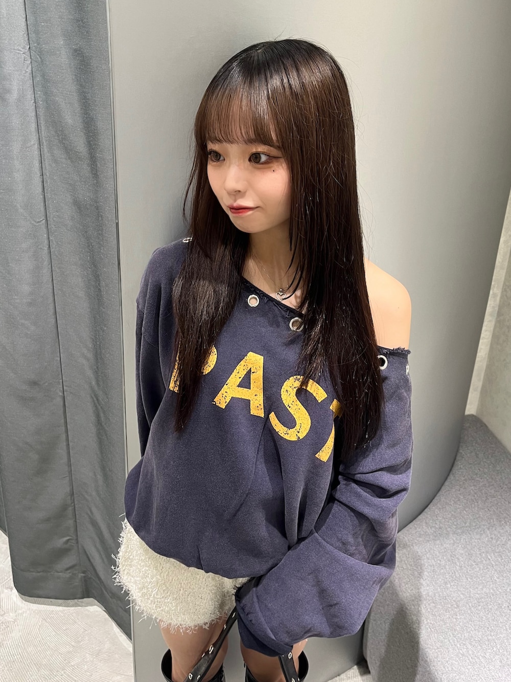 ブルー系のスウェット、ホワイト系のその他パンツ、ブラック系のショルダーバッグを着用したレディースの秋コーディネートの2枚目の写真