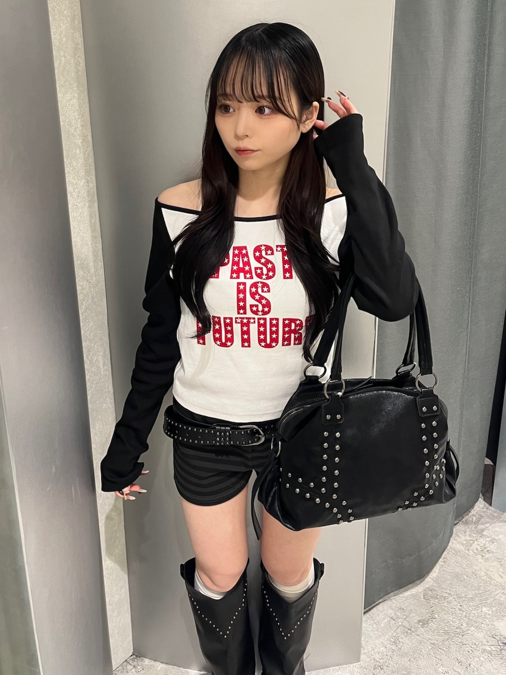 ブラック系のTシャツ/カットソー、ブラック系のその他パンツ、ブラック系のショルダーバッグを着用したレディースの冬コーディネートの2枚目の写真