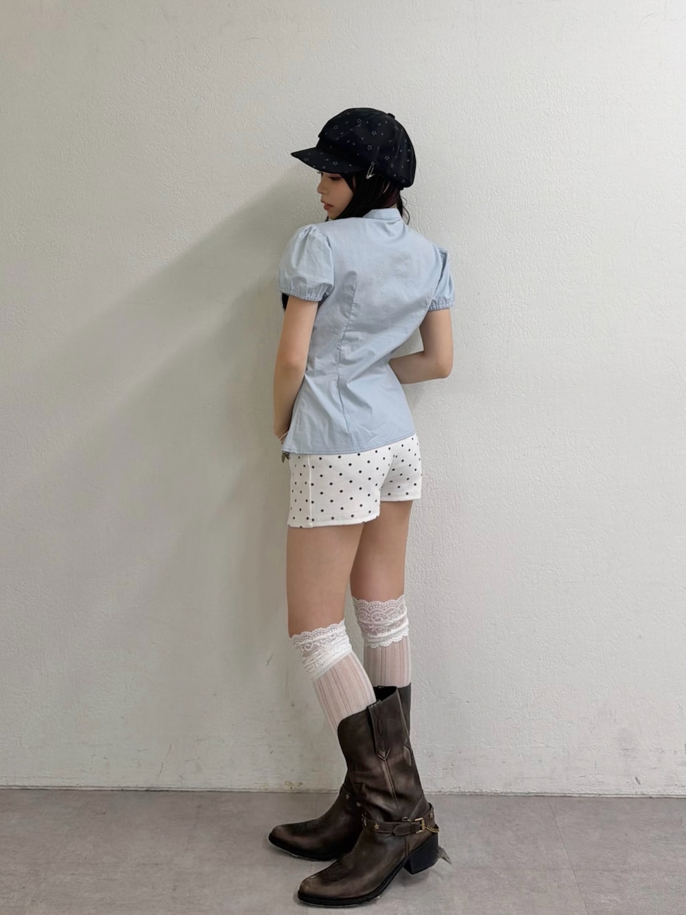 ブルー系のシャツ/ブラウス、ホワイト系のその他パンツ、ホワイト系のソックス/靴下を着用したレディースの春コーディネートの3枚目の写真