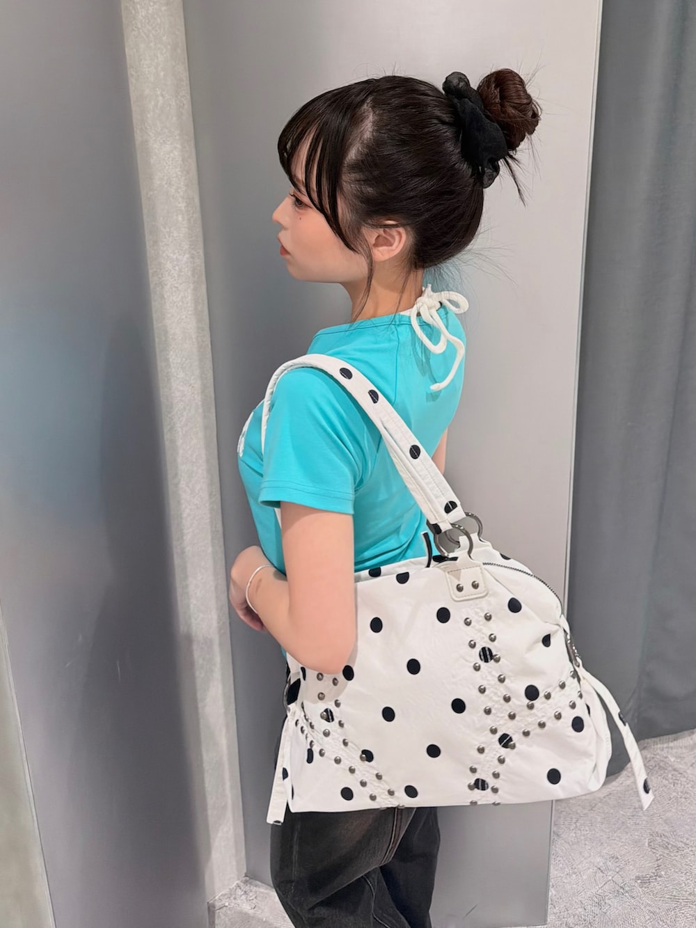 グリーン系のTシャツ/カットソー、ブラック系のデニムパンツ、ホワイト系のパンプスを着用したレディースの夏コーディネートの5枚目の写真