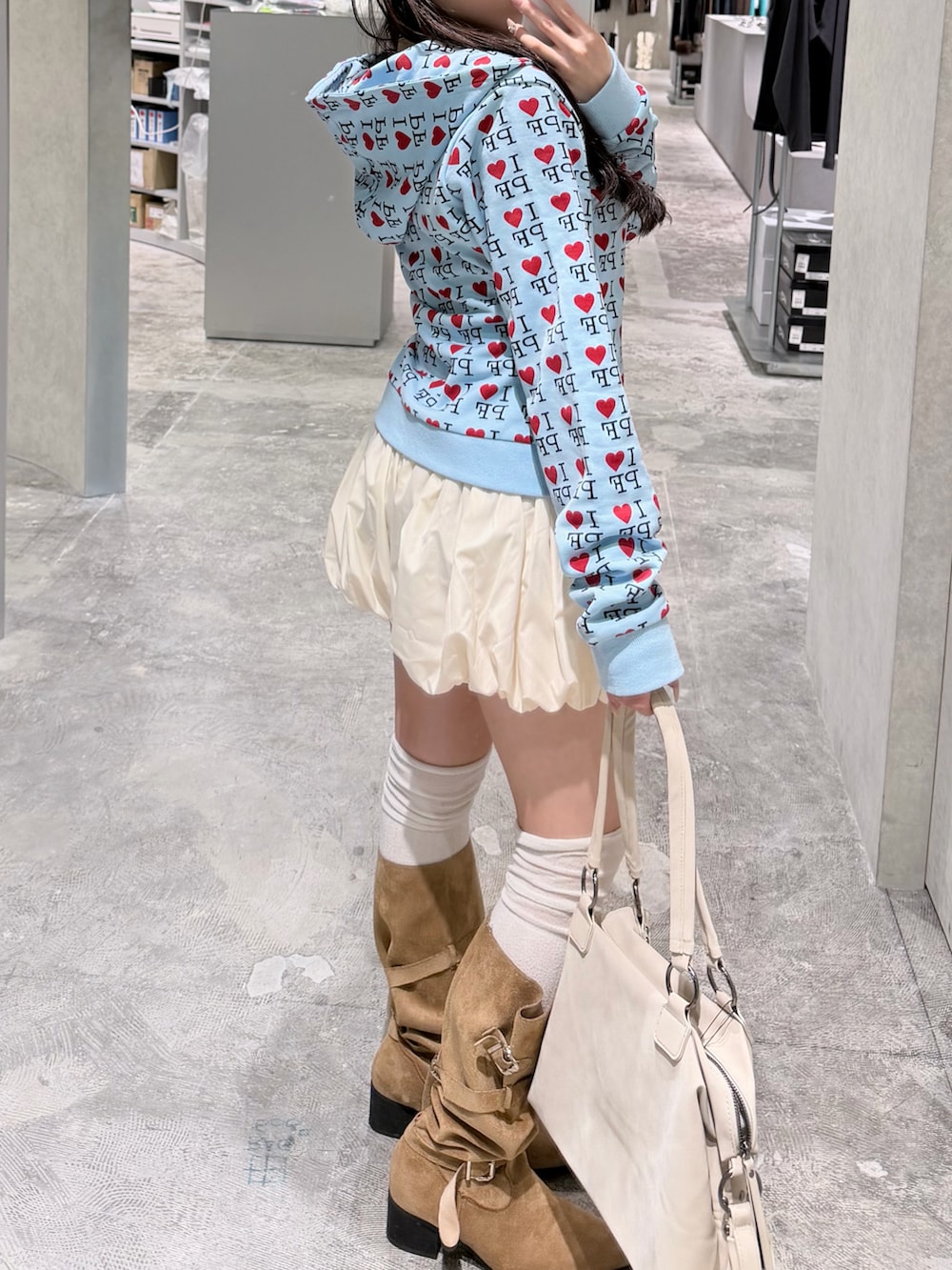 ブルー系のパーカー、ホワイト系のその他パンツ、ベージュ系のブーツを着用したレディースの秋コーディネートの3枚目の写真